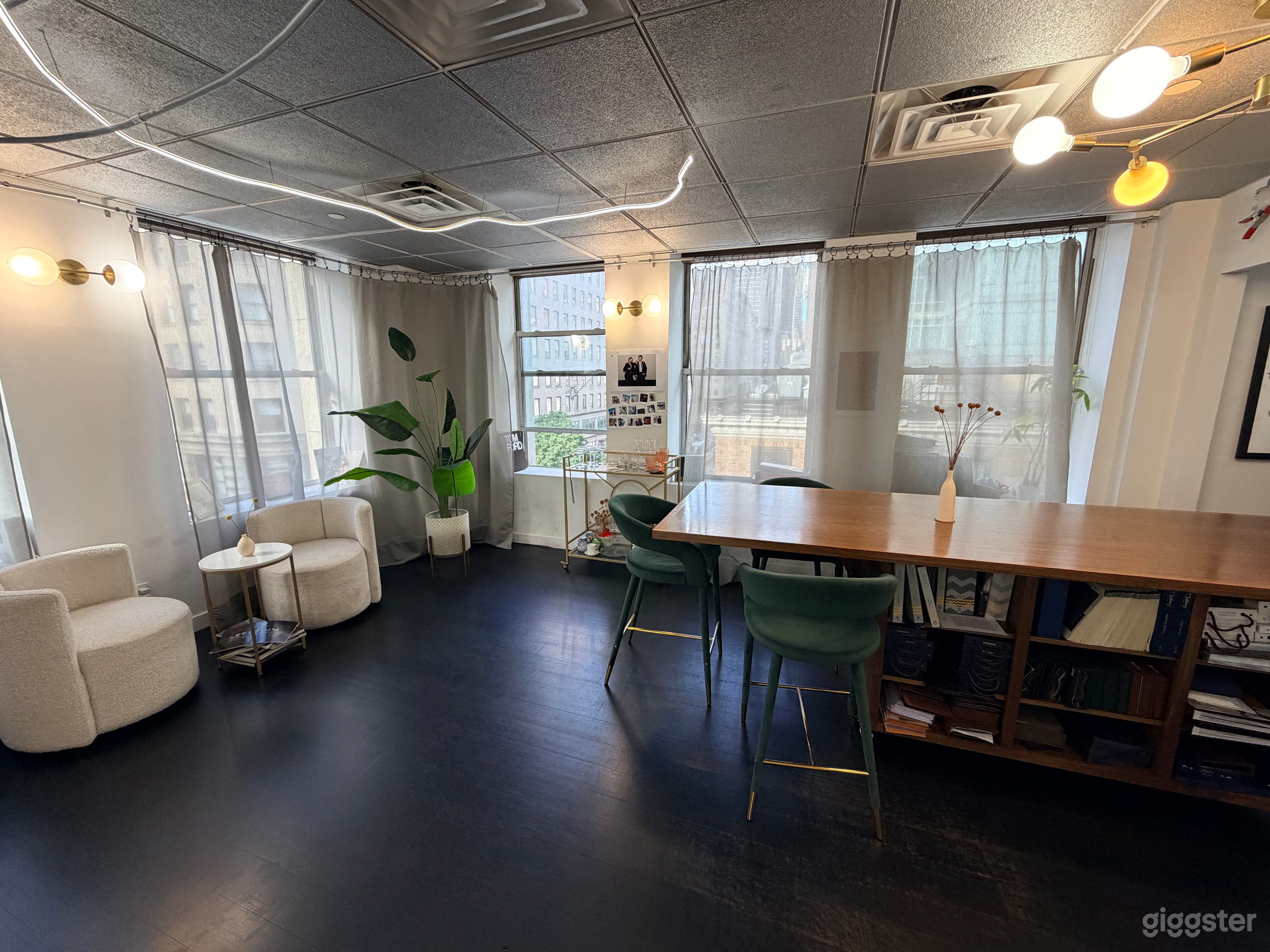 Stylish Fifth Avenue Showroom with Natural Light & Mirrors Photo 4