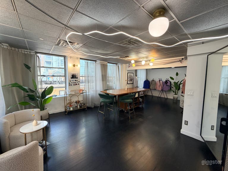  Stylish Fifth Avenue Showroom with Natural Light & Mirrors 