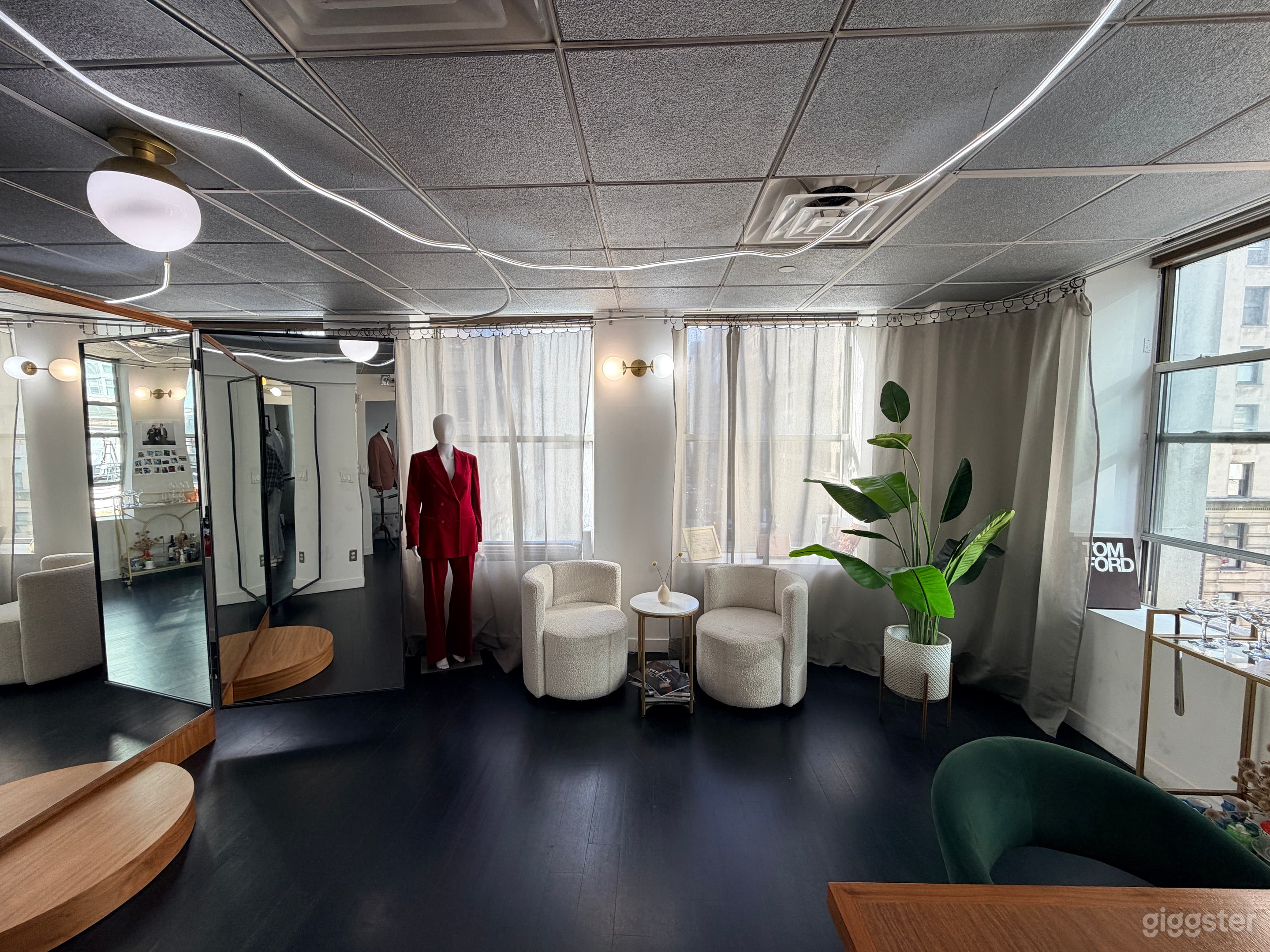 Stylish Fifth Avenue Showroom with Natural Light & Mirrors Photo 3