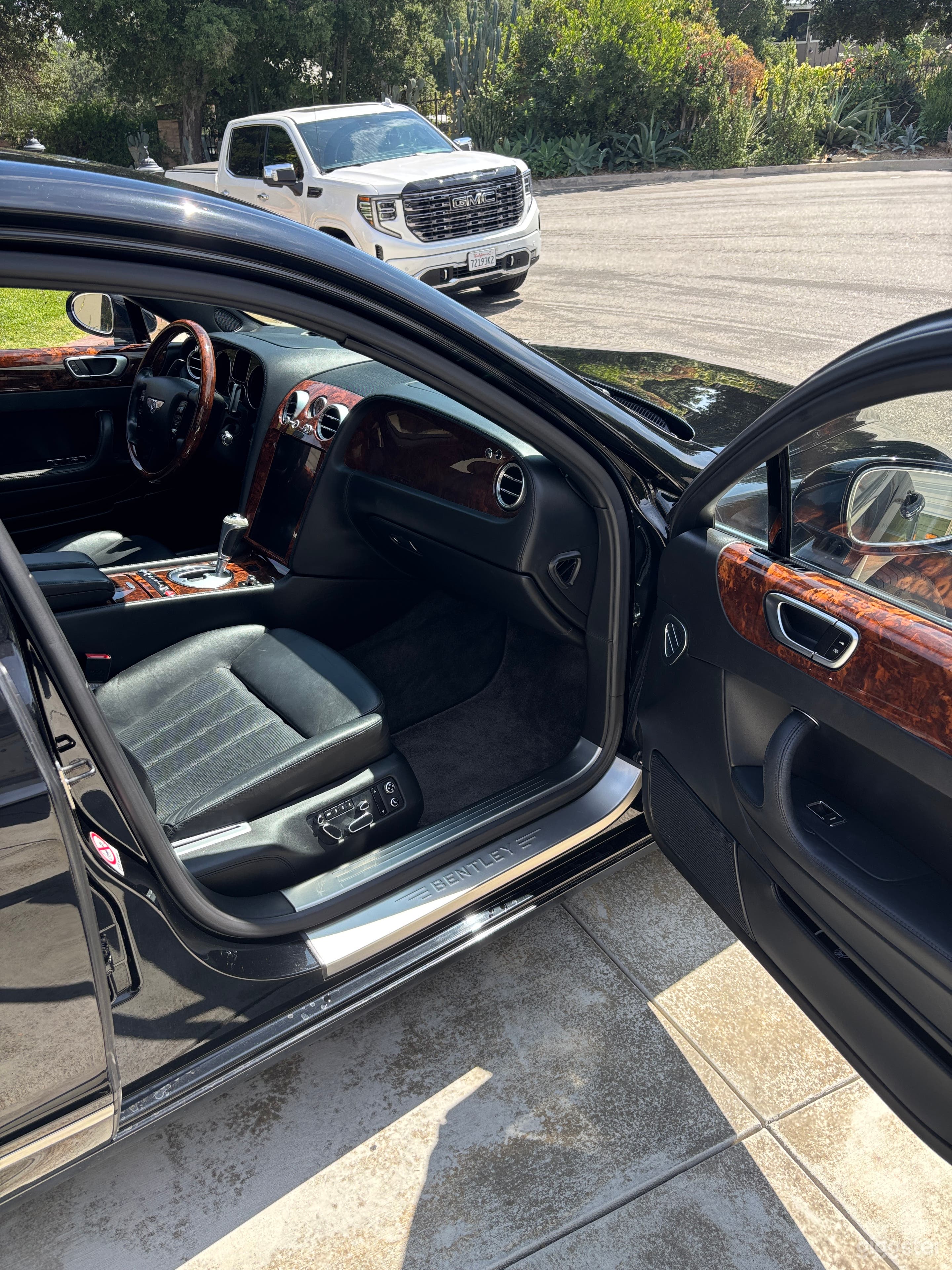 Sweet Black Bentley Continental Flying Spur-Timeless Classic Photo 3
