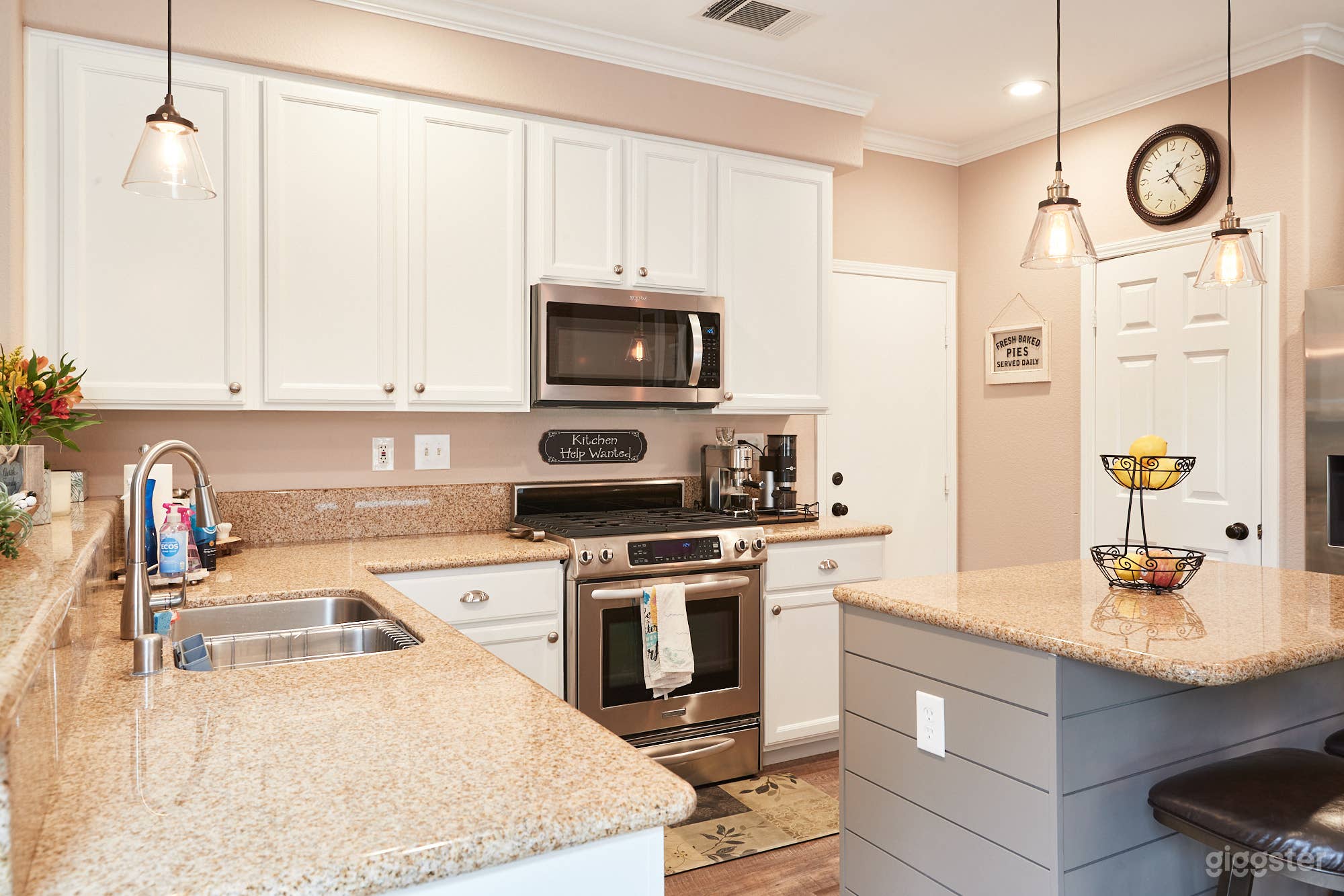 Cozy &amp; Clean 2-Story Home Photo 3