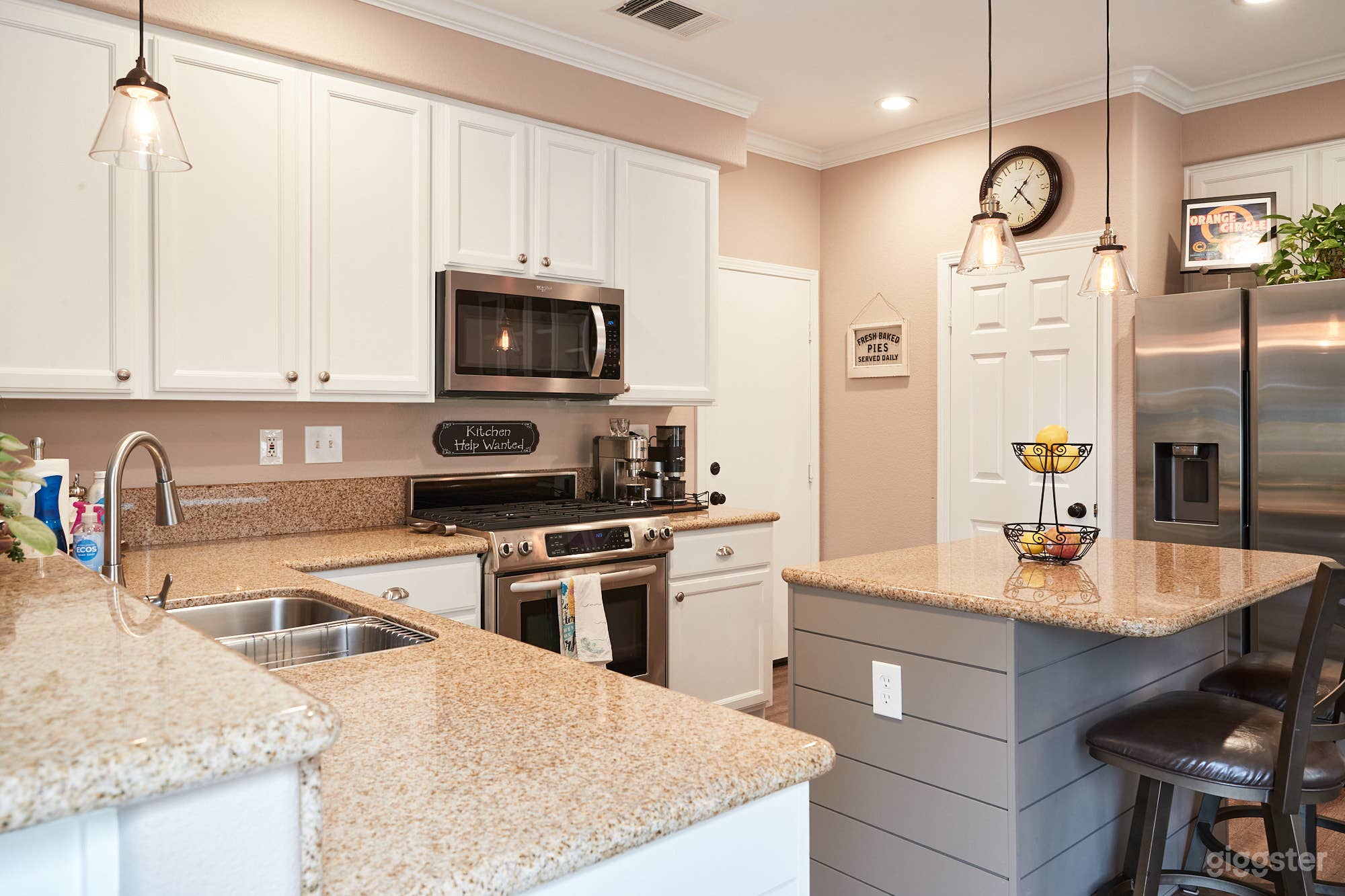 Cozy &amp; Clean 2-Story Home Photo 2