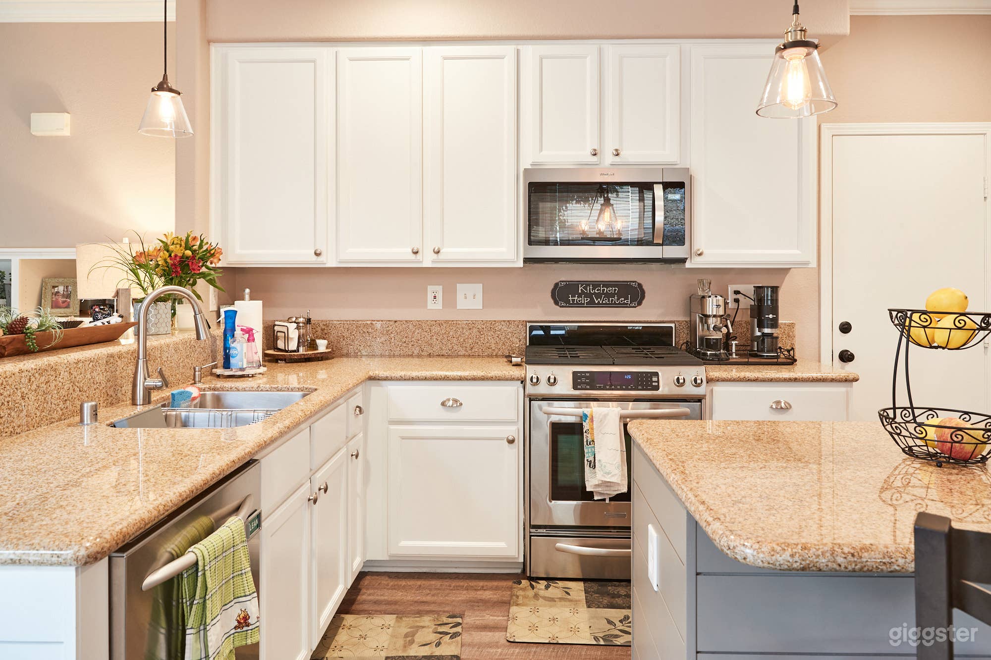 Cozy &amp; Clean 2-Story Home Photo 4