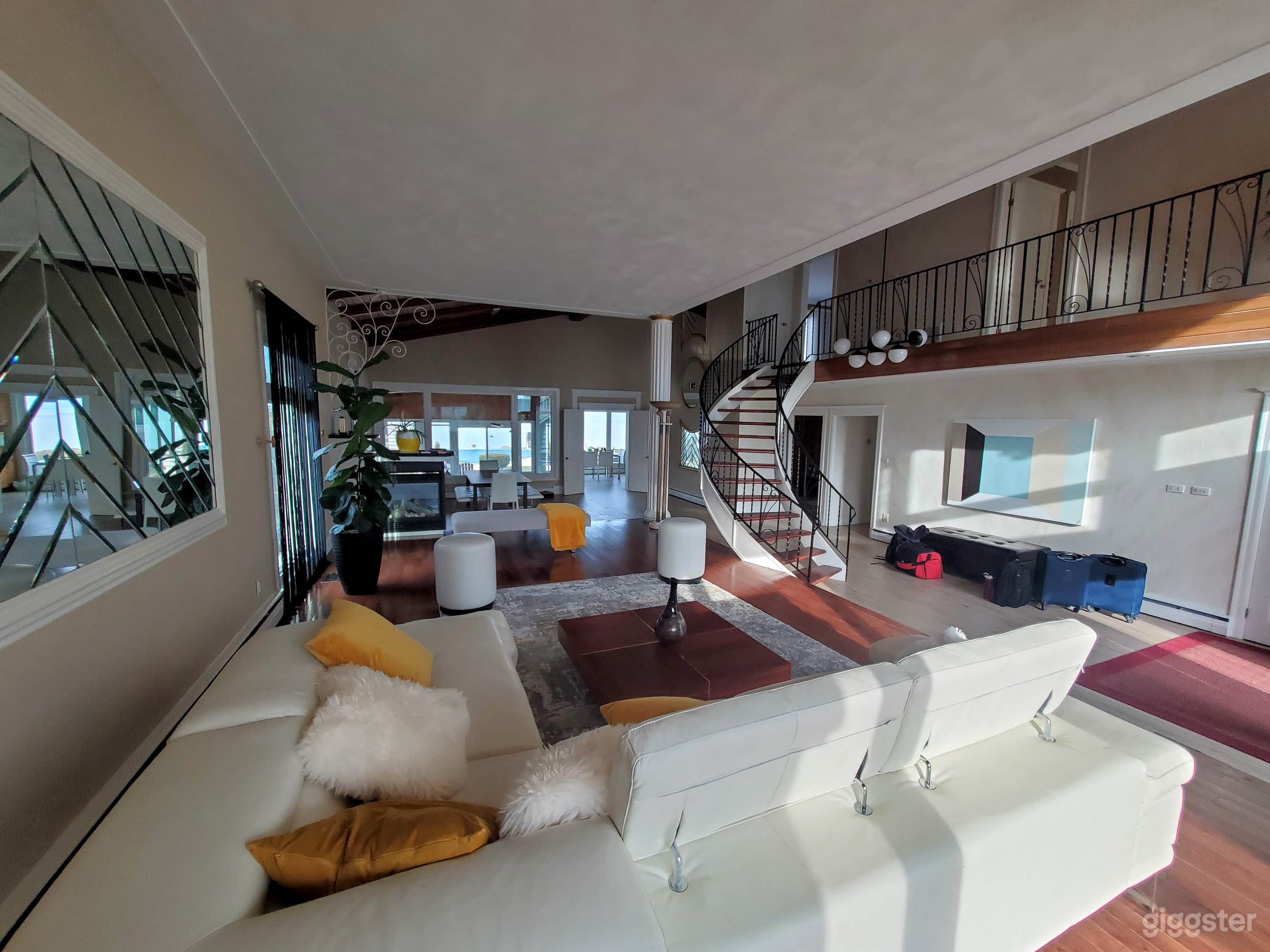 California Chic, Modern Lakefront Home Photo 1