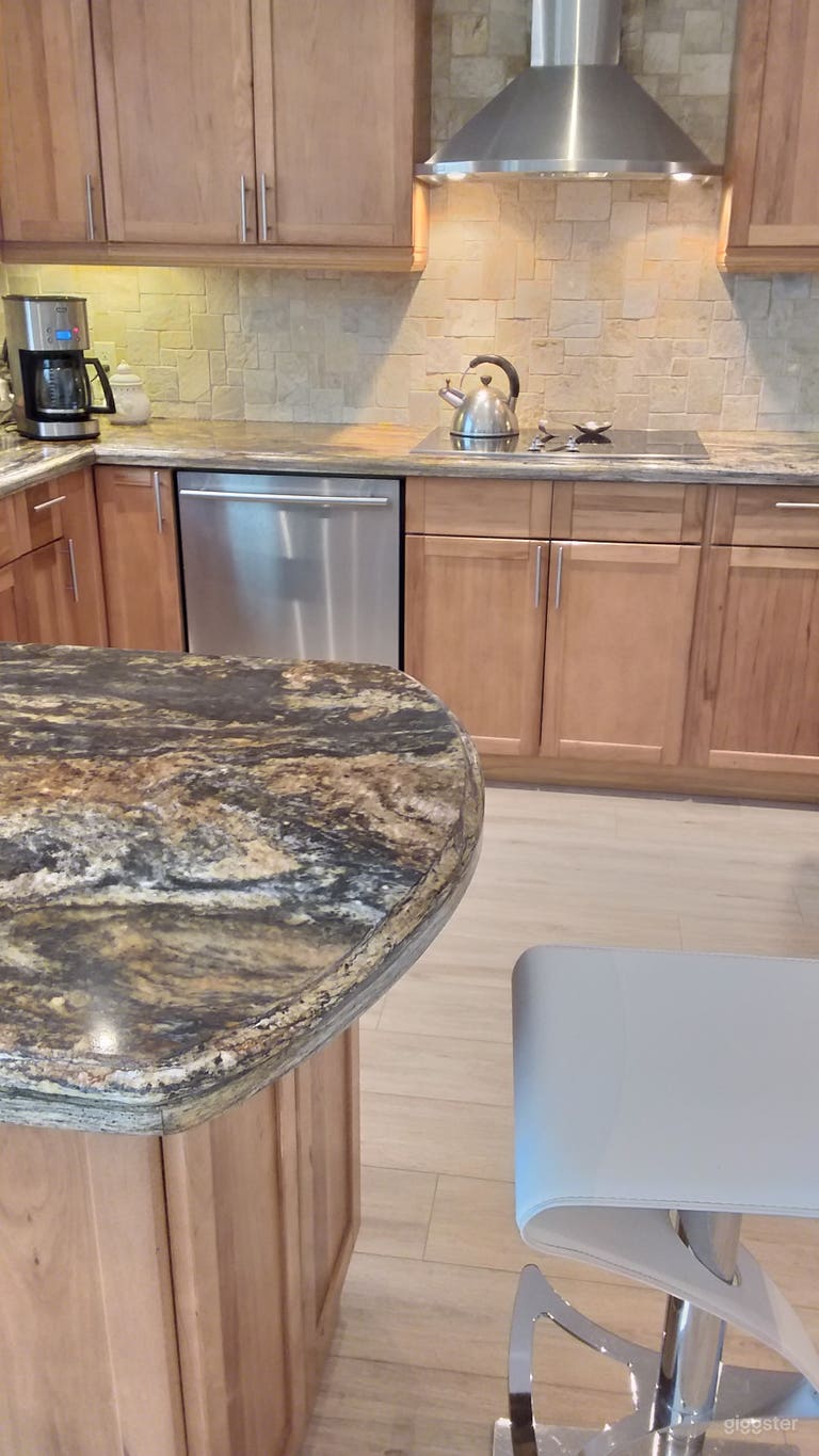  California Chic, Modern Lakefront Home 