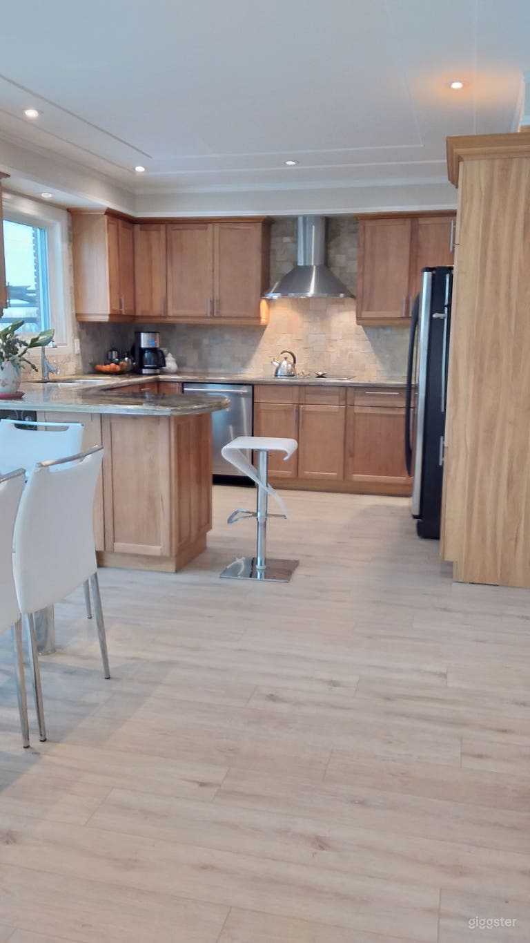  California Chic, Modern Lakefront Home 