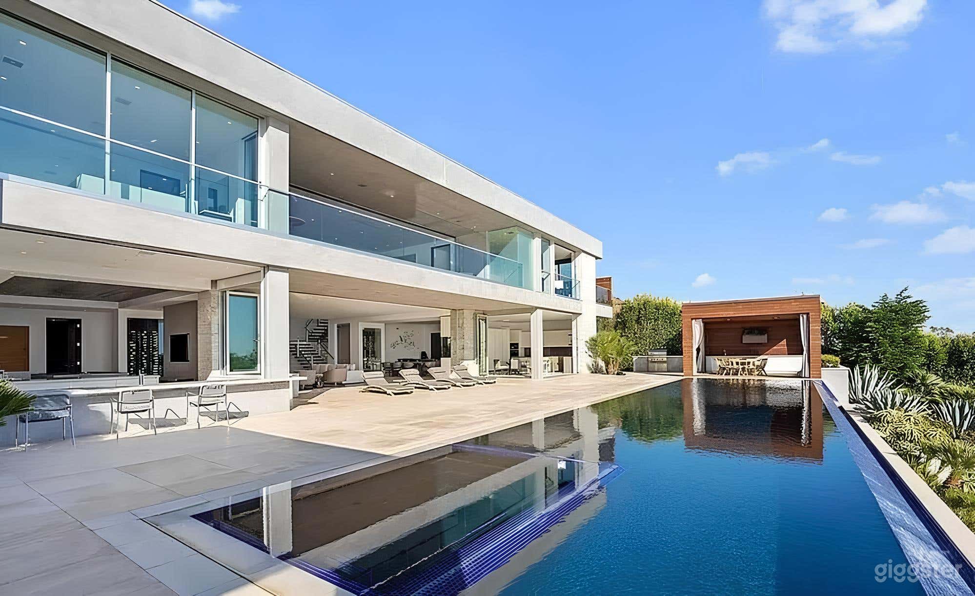 Infinity Pool with Luxe Bungalows Photo 3