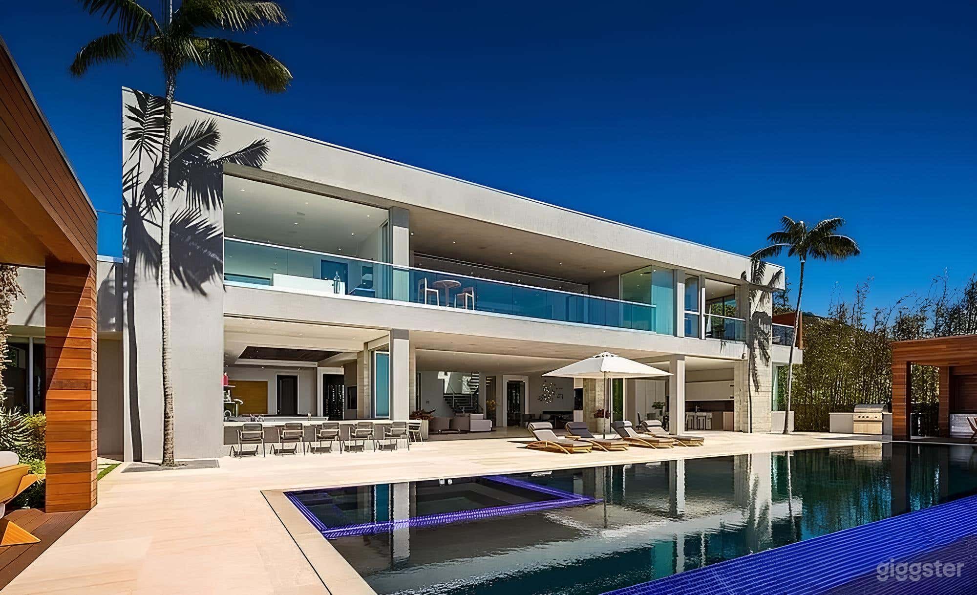 Infinity Pool with Luxe Bungalows Photo 4