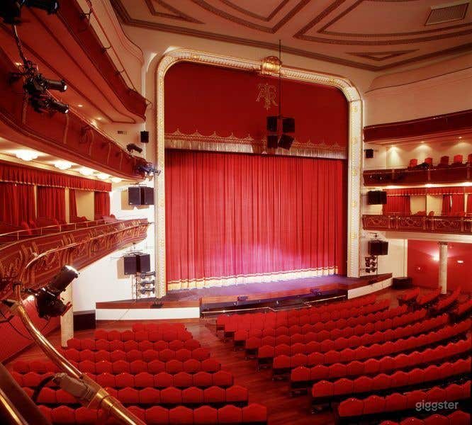 Teatro con capacidad de más de mil personas... Photo 1