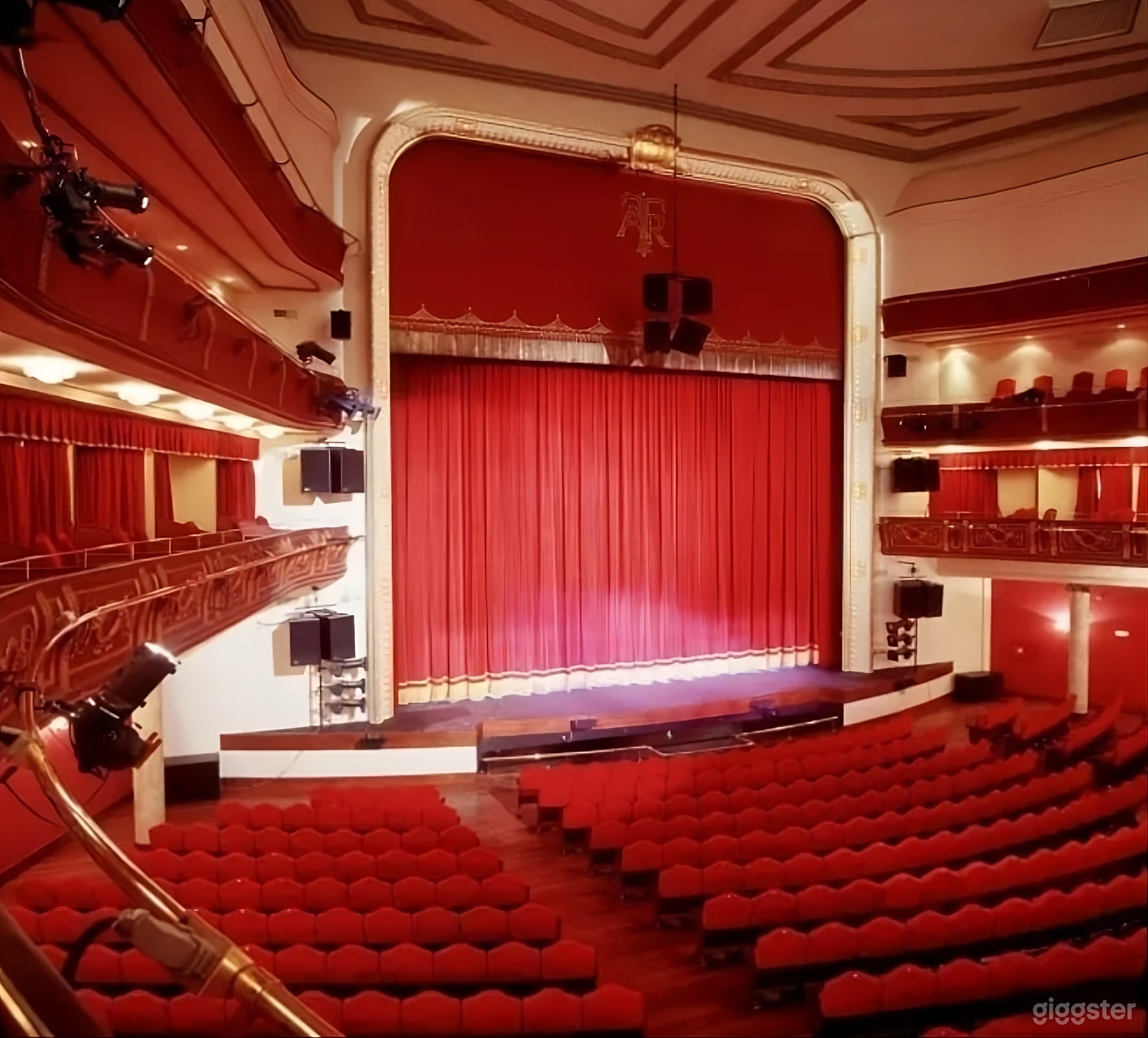 Teatro con capacidad de más de mil personas... Photo 1