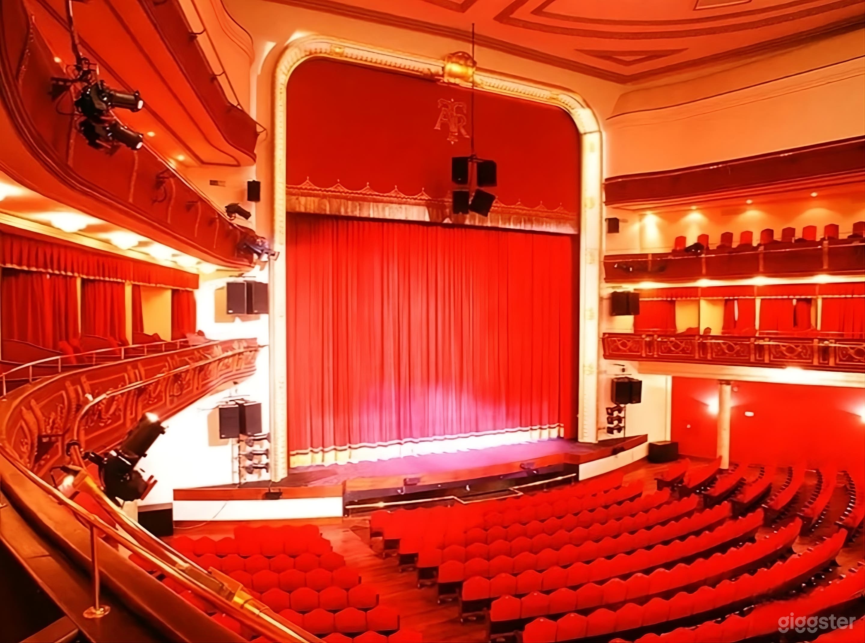 Teatro con capacidad de más de mil personas... Photo 3