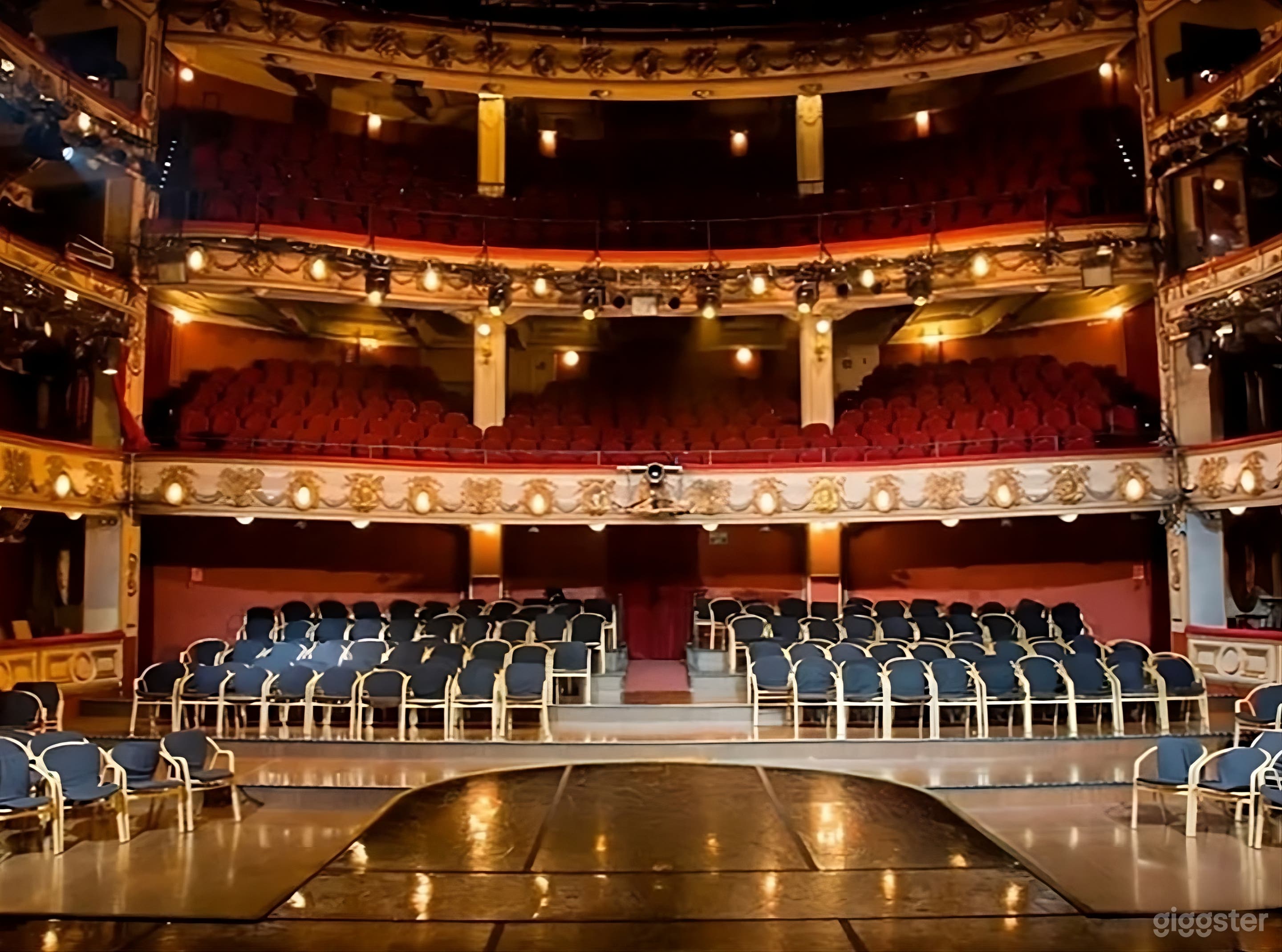 Teatro con capacidad de más de mil personas... Photo 2