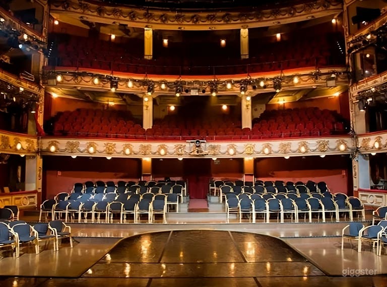  Teatro con capacidad de más de mil personas... 