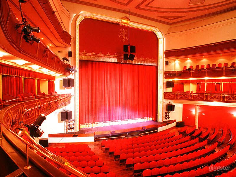 Teatro con capacidad de más de mil personas... Photo 2