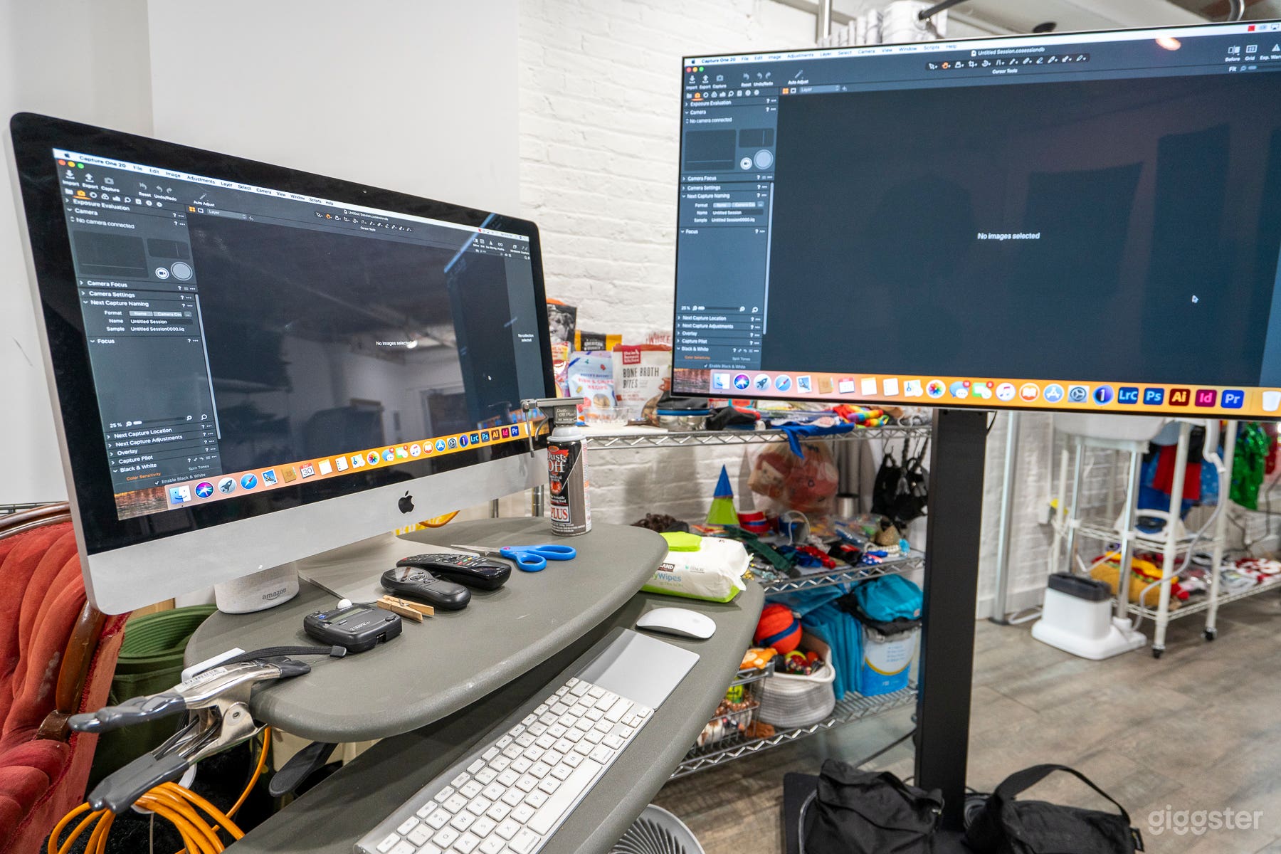 Photography Studio w/ PROFOTO, TETHERING, Props Photo 3