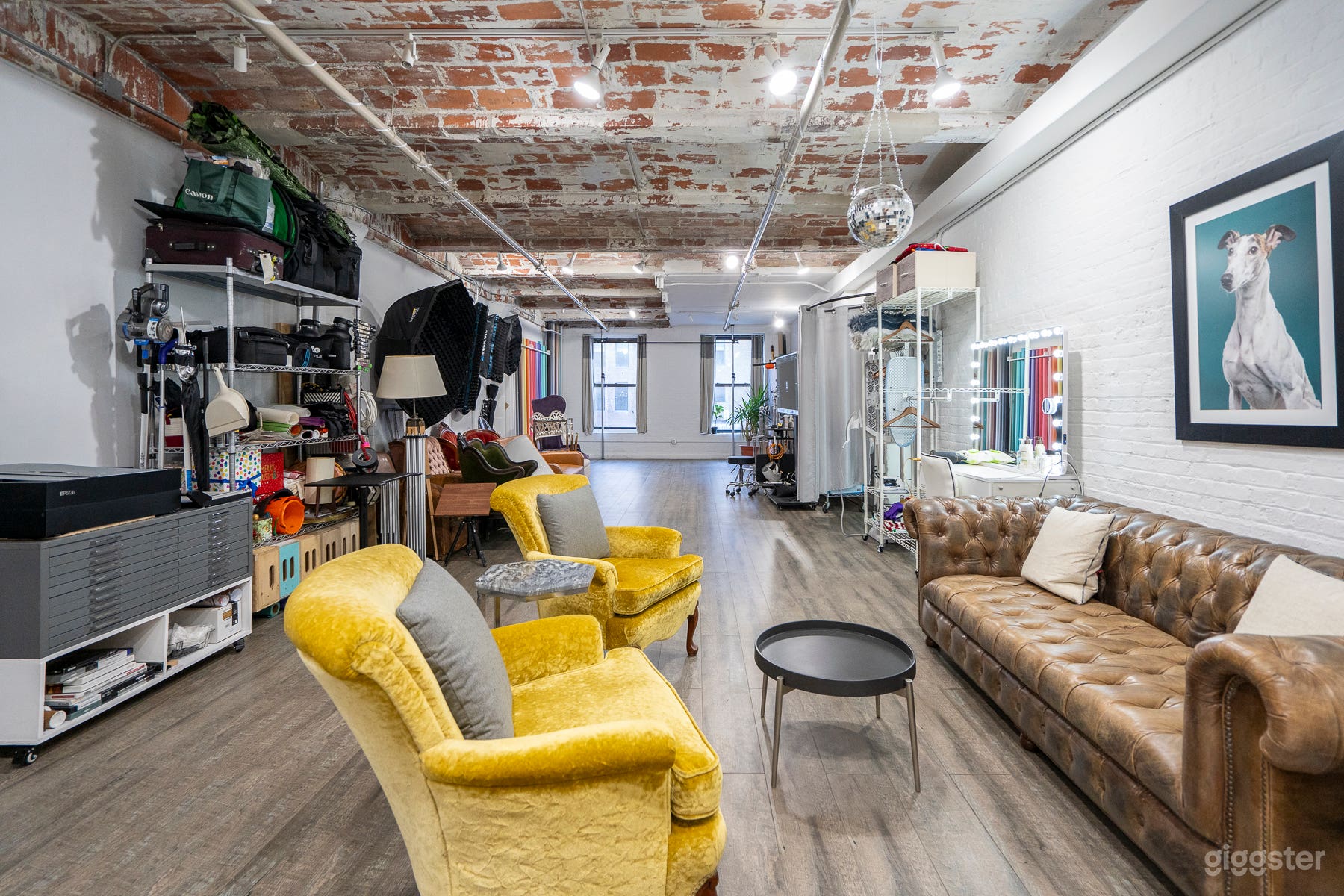 Photography Studio w/ PROFOTO, TETHERING, Props Photo 1