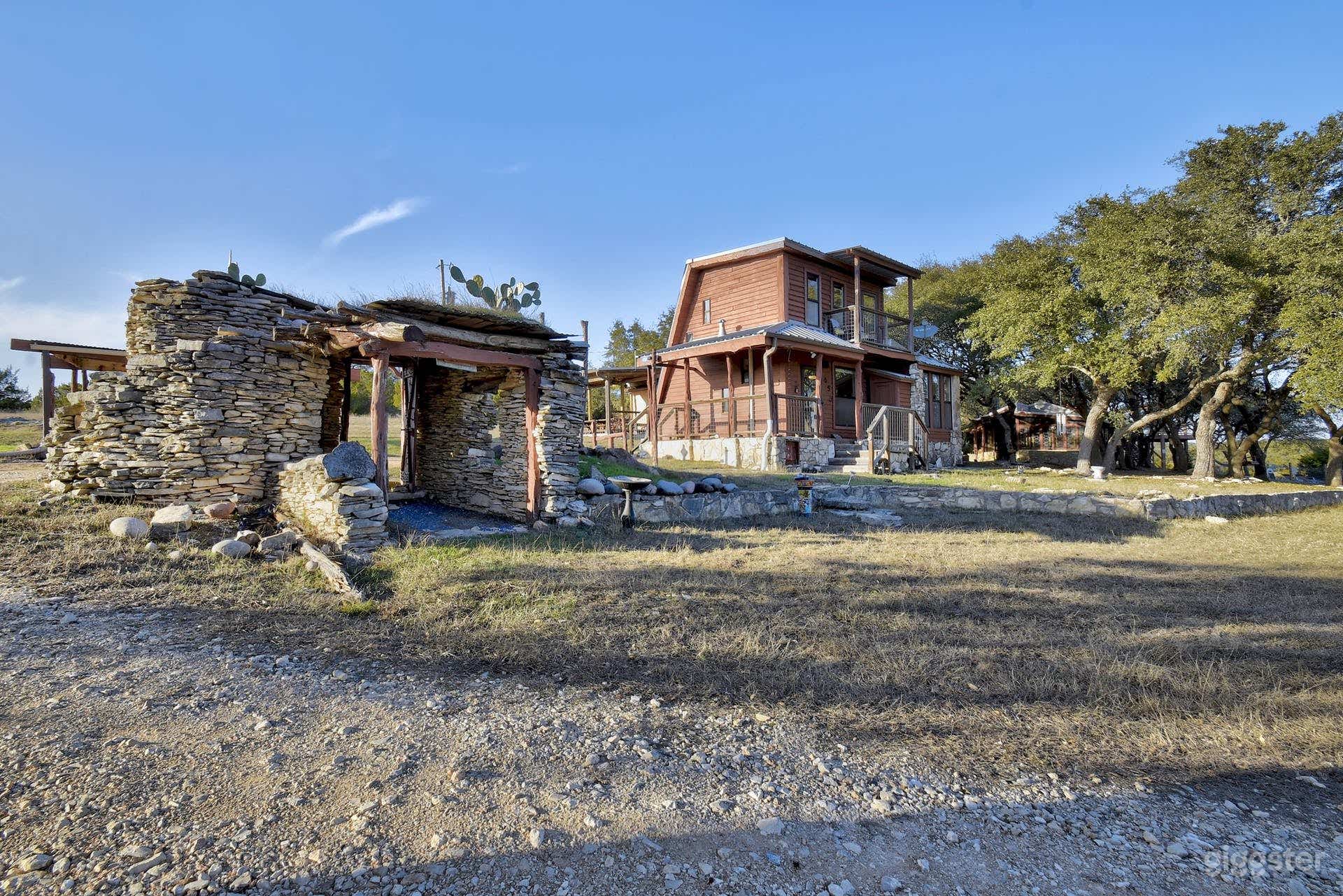 9-acre ranch with 3 rustic cabins, pool and tower Photo 3