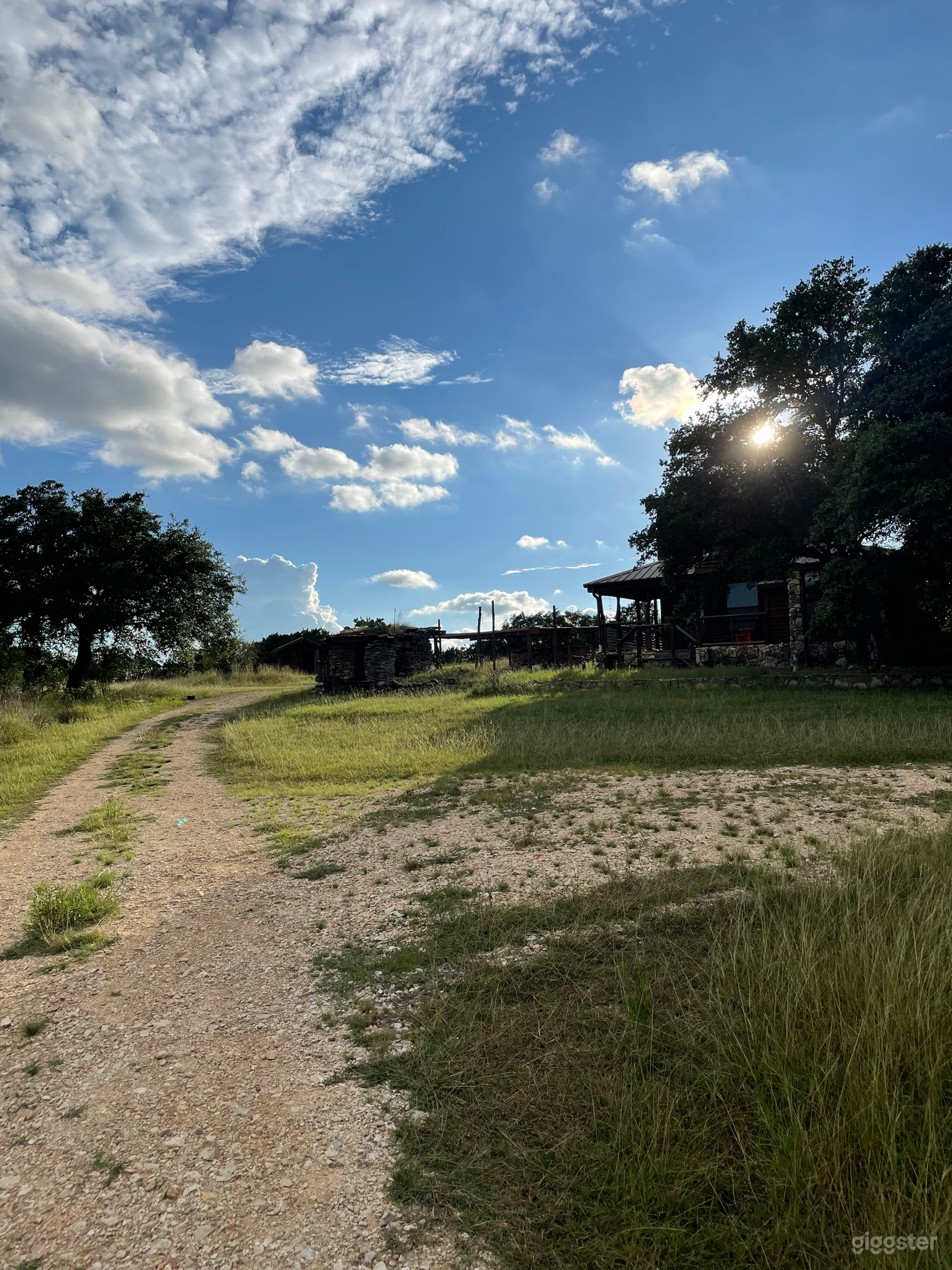 9-acre ranch with 3 rustic cabins, pool and tower Photo 2
