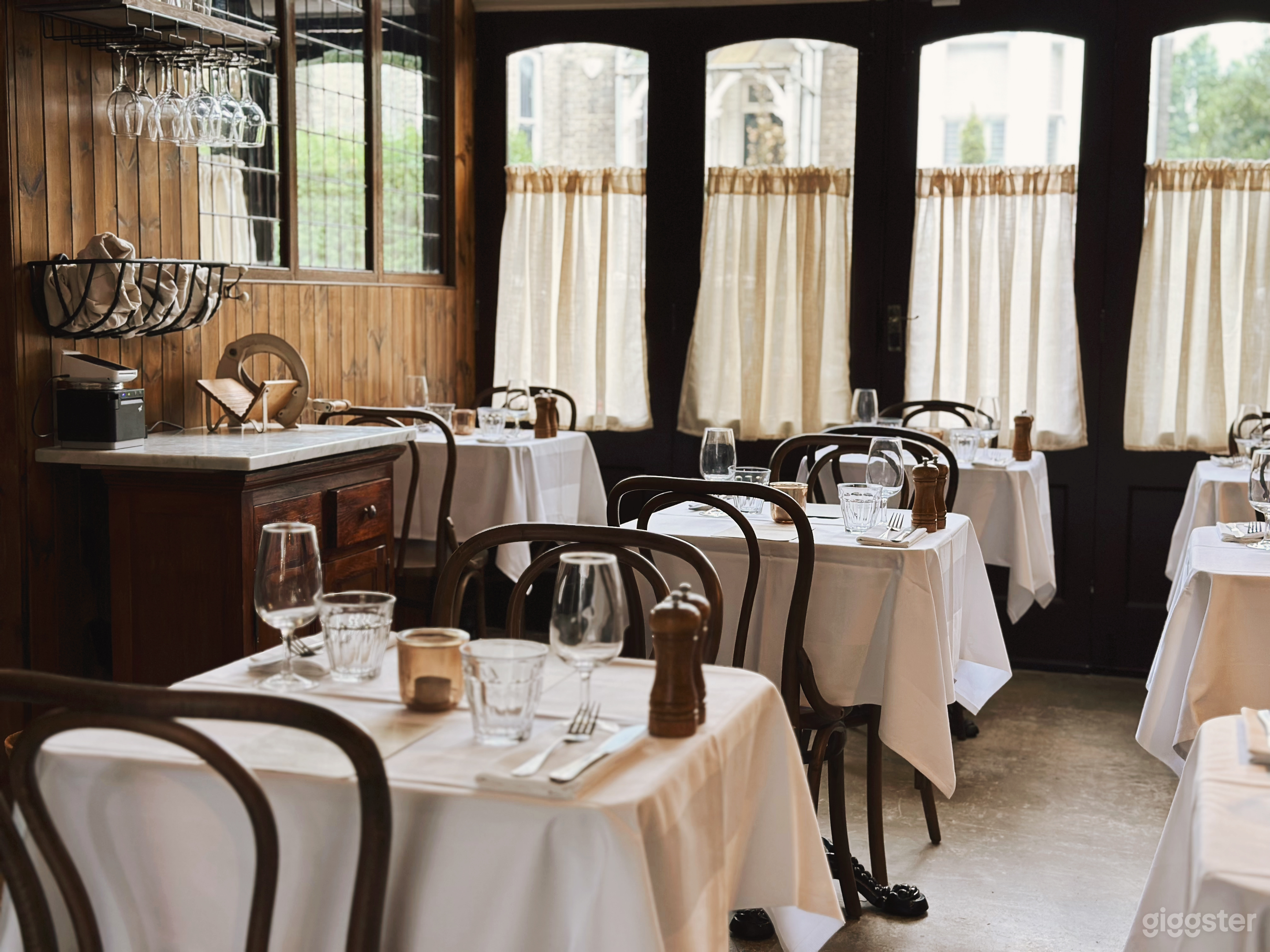 Classic Vintage French Restaurant Photo 3