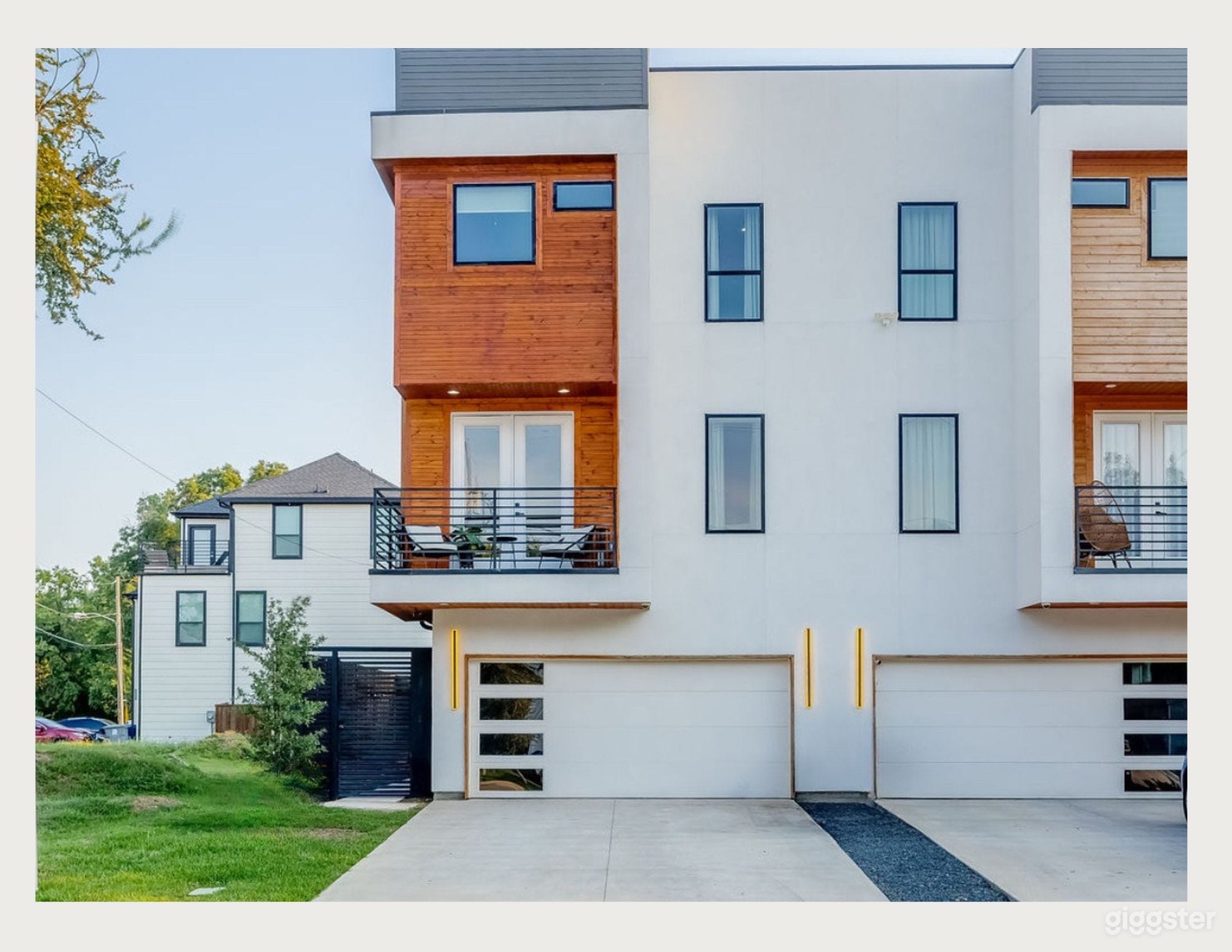 The West Dallas High Bar Photo 1