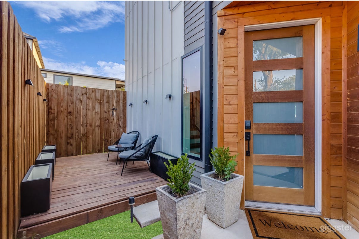 The West Dallas High Bar Photo 4