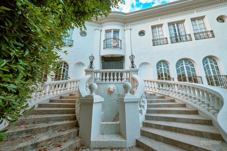  ARCHITECTURAL GEM: VIEWS & GARDENS  