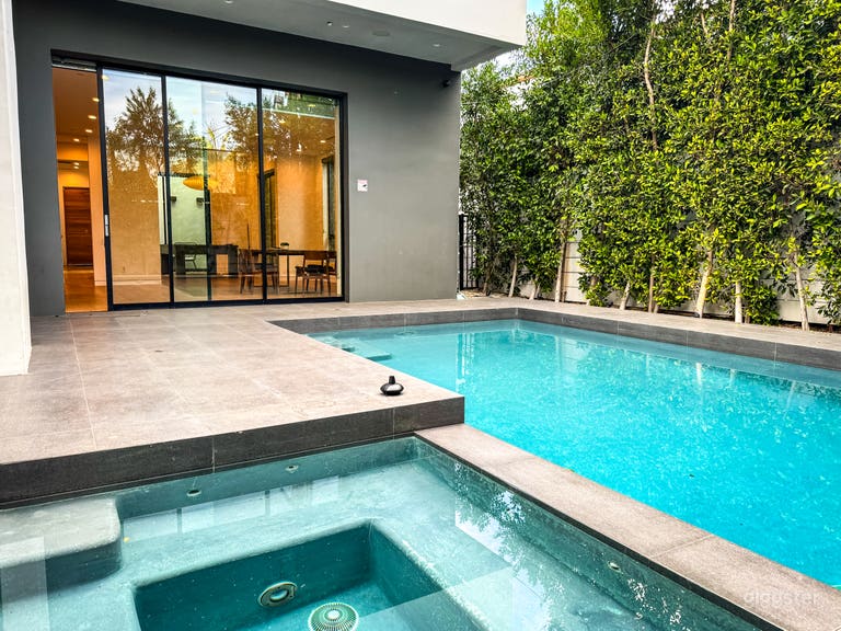  Tropical Poolside Oasis Celebrity's' Choice 