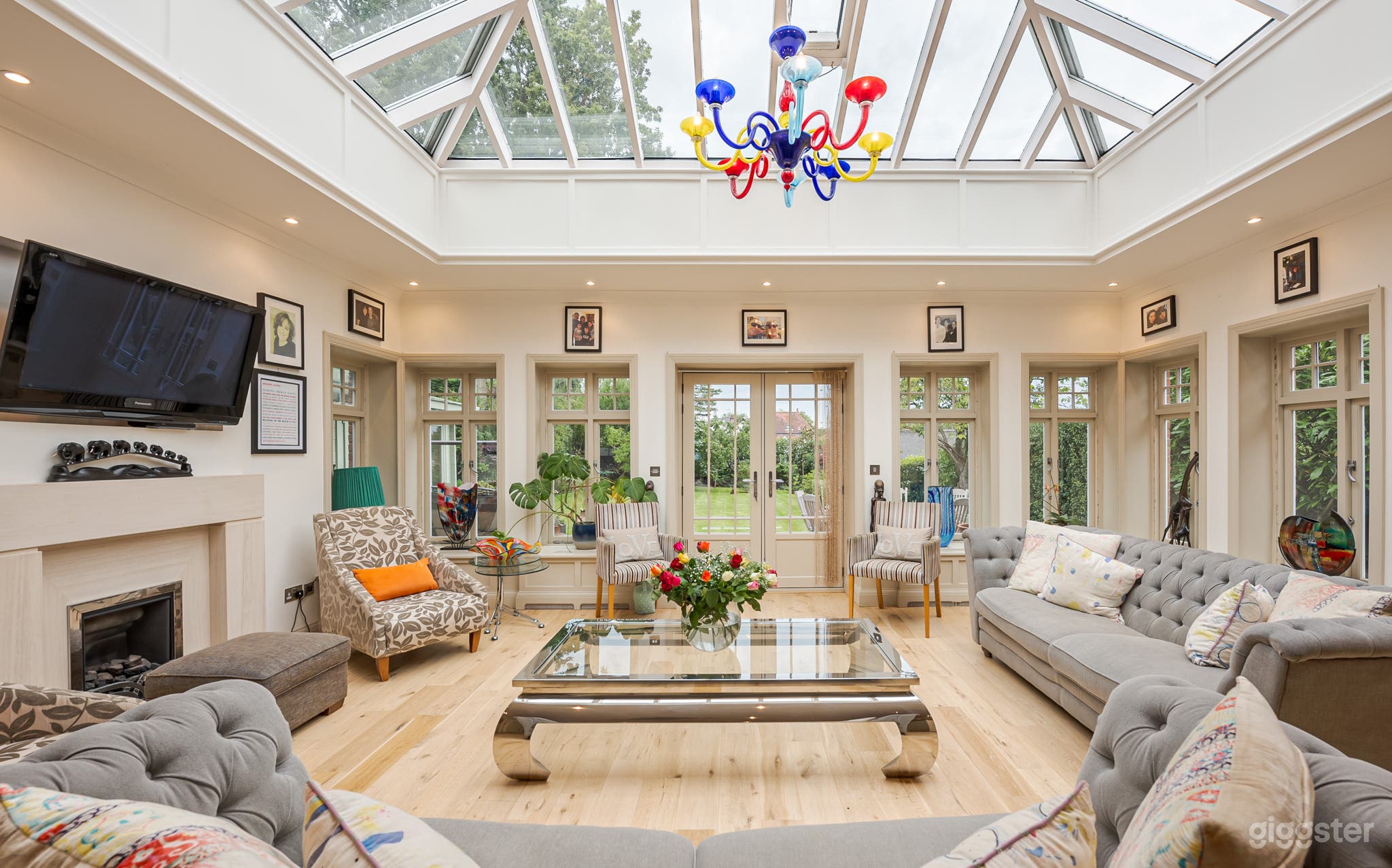 Art-deco Home With Open Bar/Lounge Area Photo 4