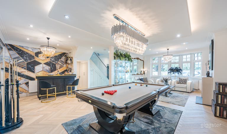  Art-deco Home With Open Bar/Lounge Area 