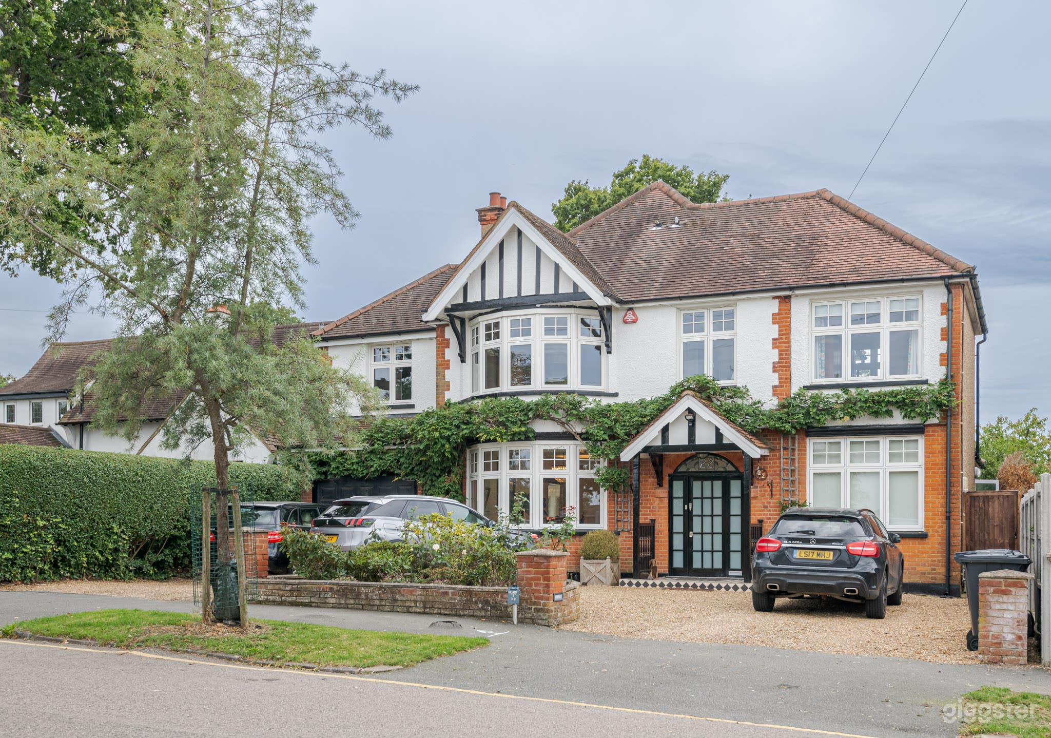 Art-deco Home With Open Bar/Lounge Area Photo 3