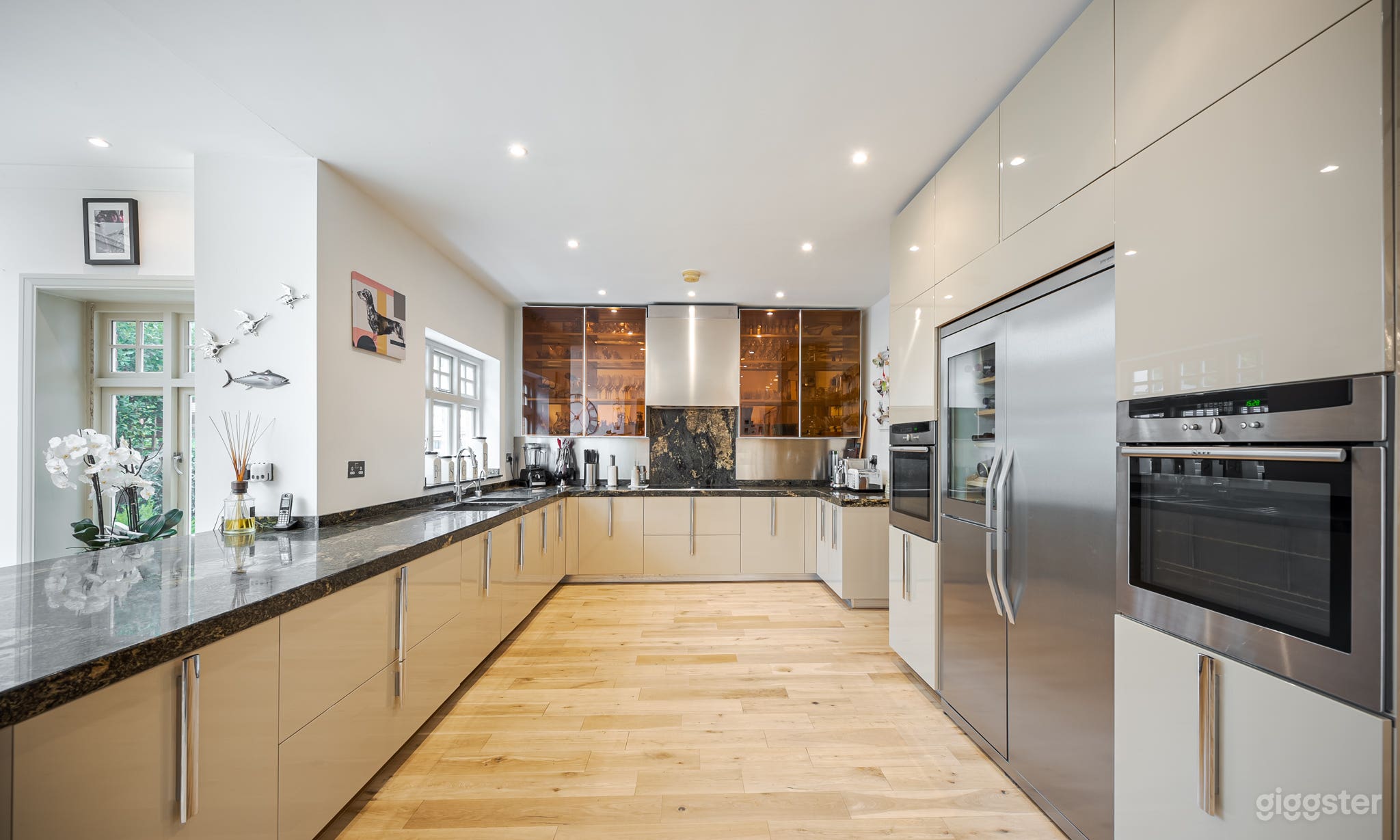 Art-deco Home With Open Bar/Lounge Area Photo 2