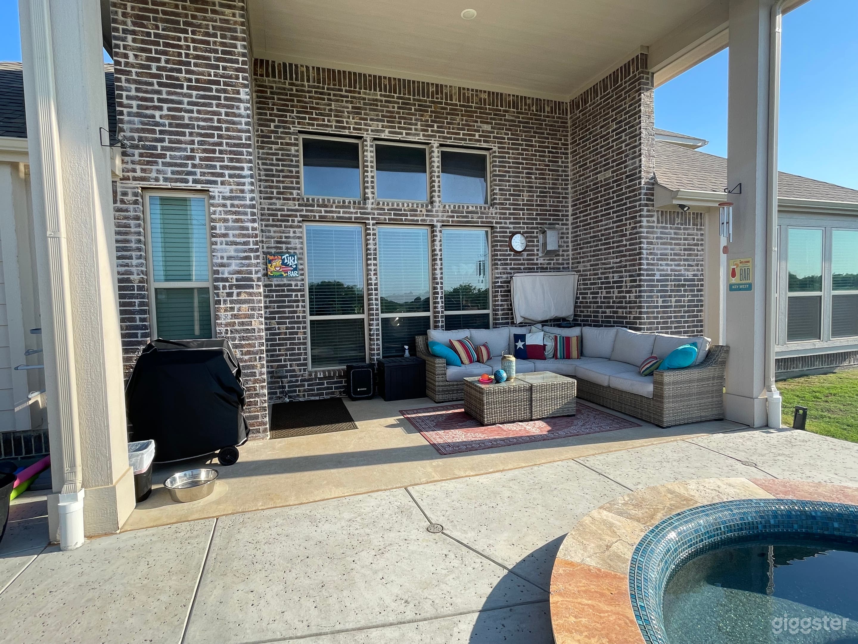 Beautiful Tropical Pool with Waterslide &amp; Grotto Photo 4