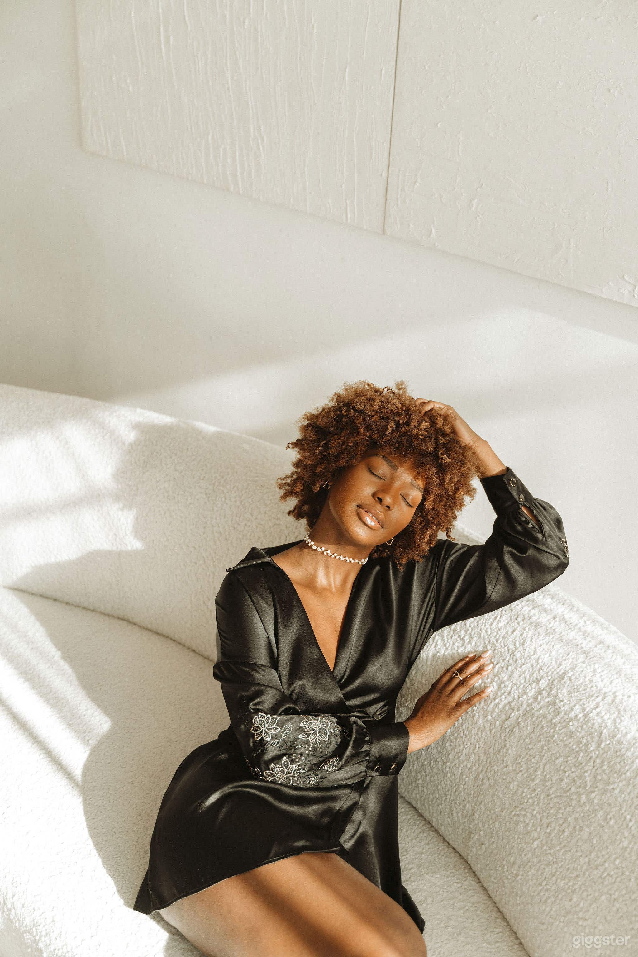 Modern Natural Light Studio with Elegant Features Photo 4