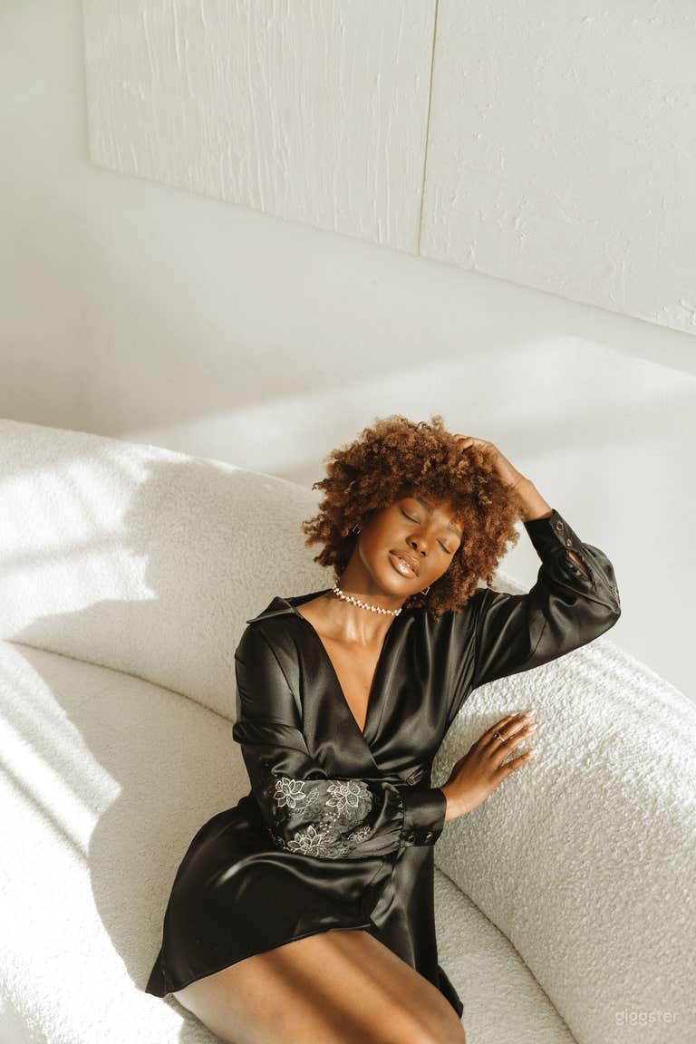  Modern Natural Light Studio with Elegant Features 