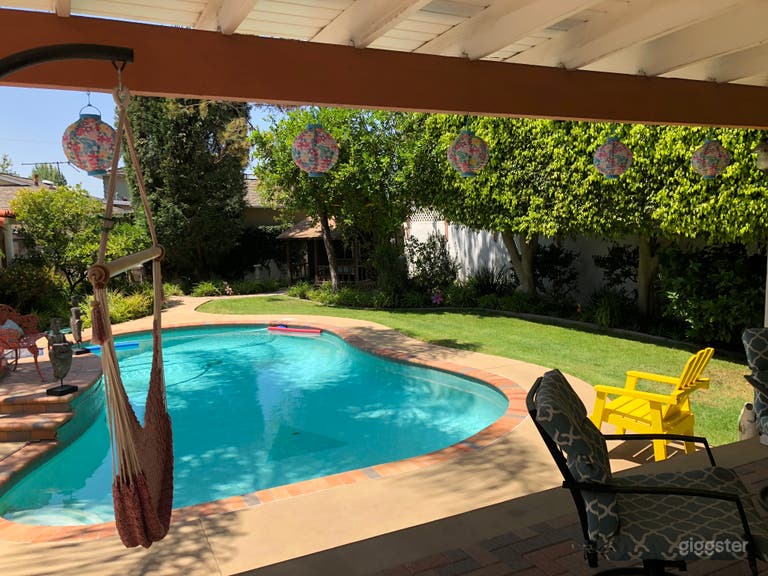  zone de piscine et patio à l'arrière 