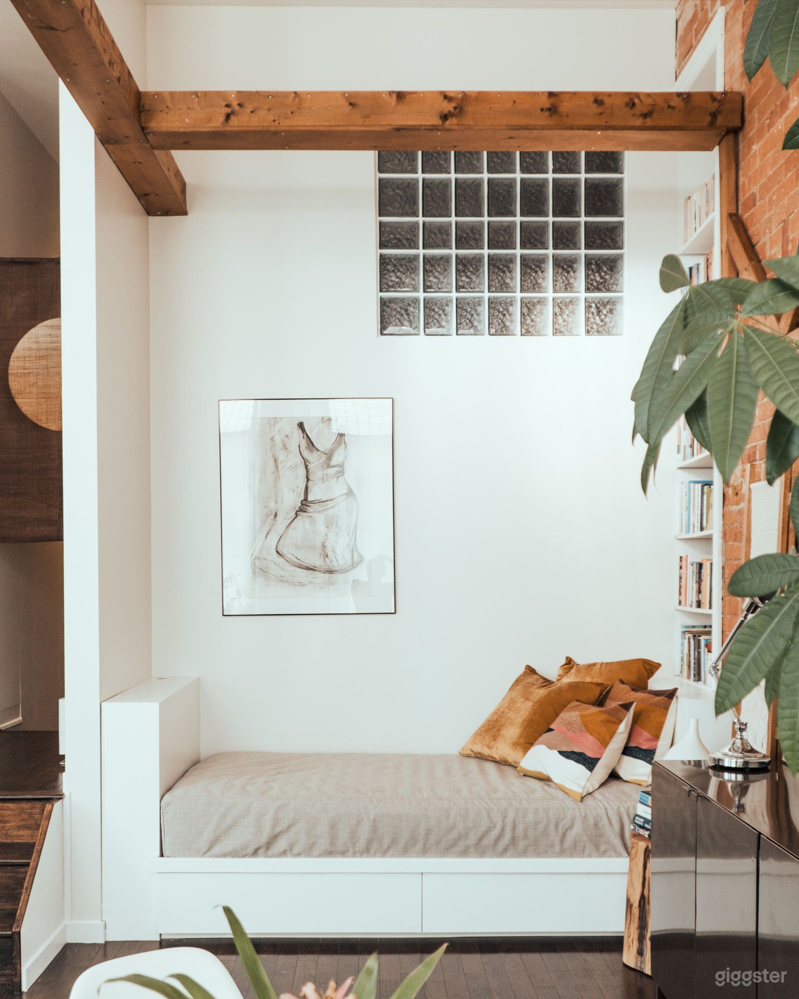 This is the daybed pictured. Principal bedroom is NOT pictured since it's not available (Covid, etc.).