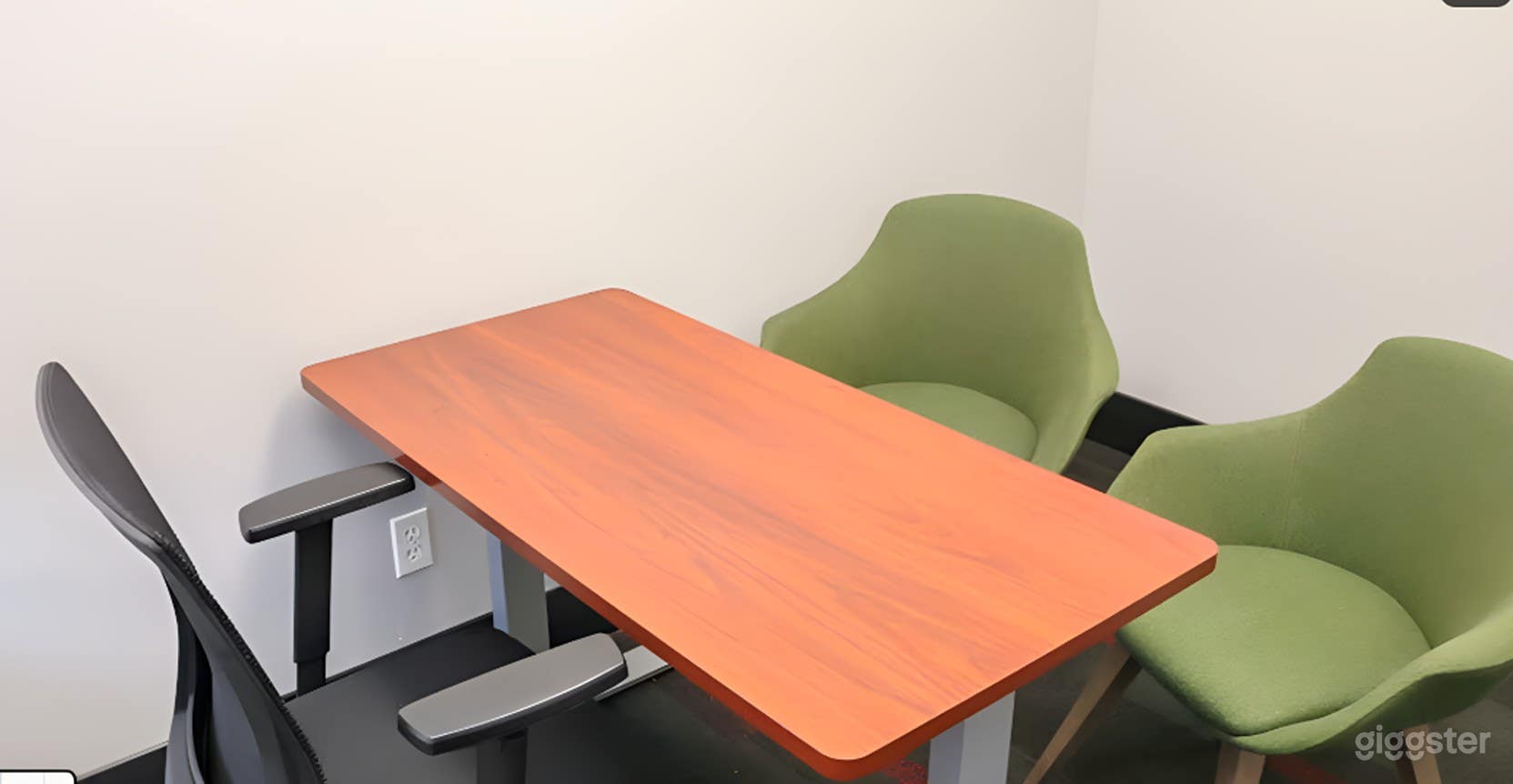 Modern 3-Seater Private Office Photo 3