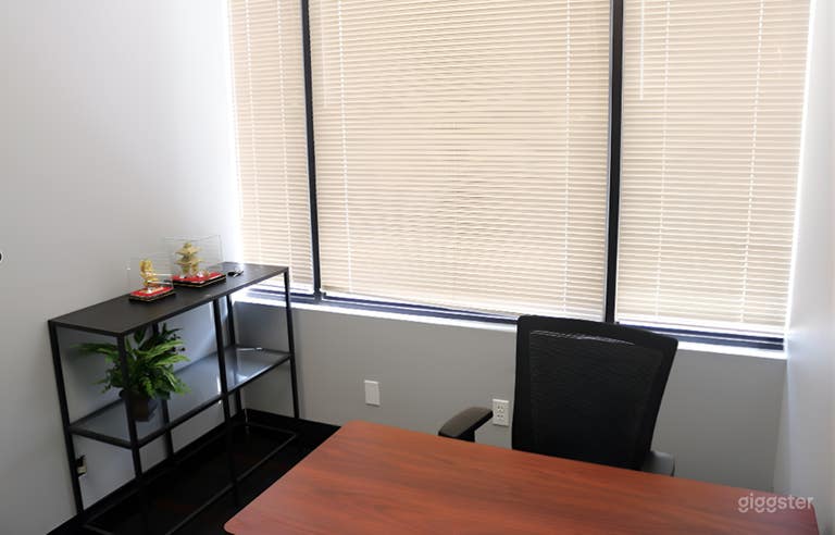  Modern 3-Seater Private Office 