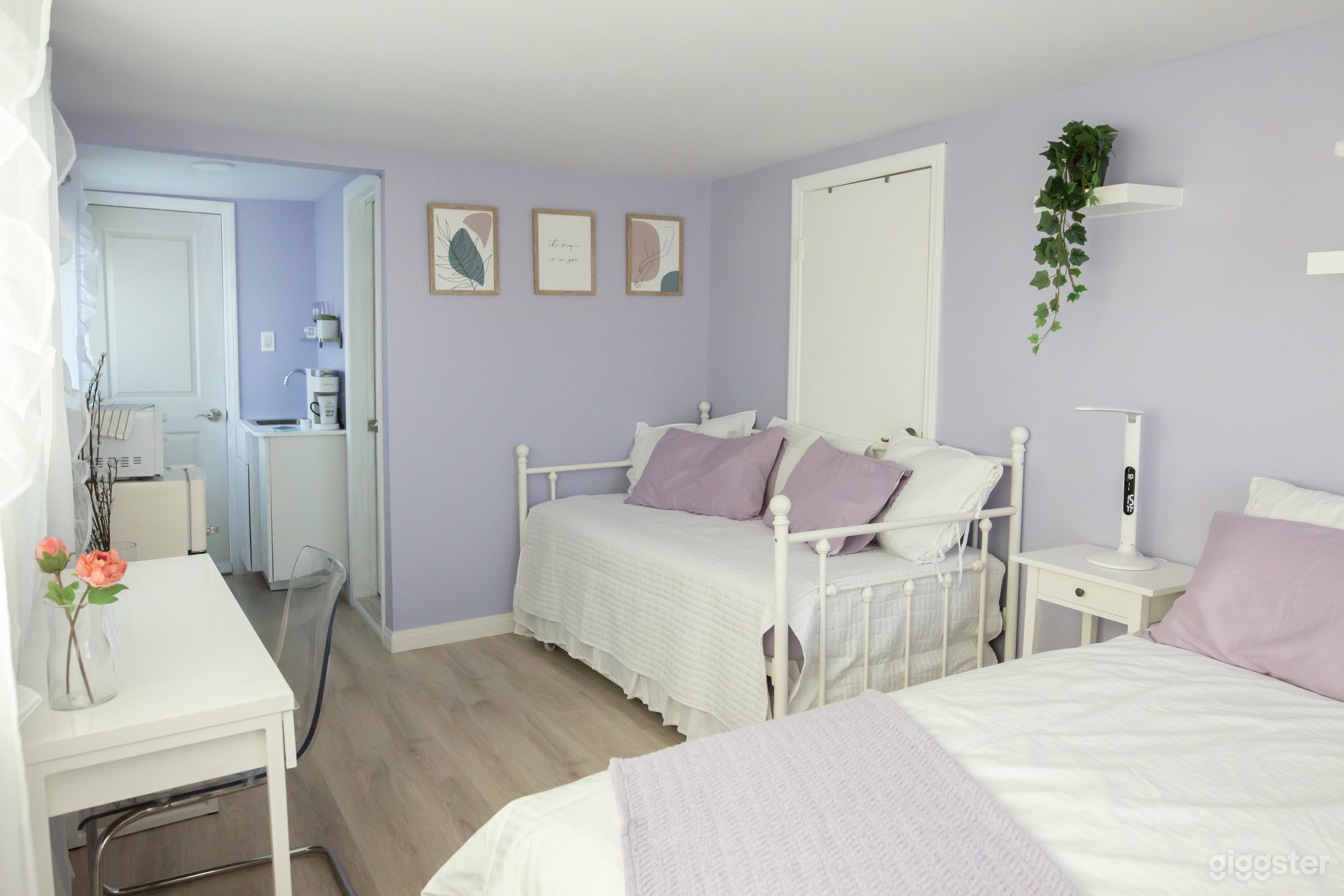 The Lilac Suite: charming, modern, fun room Photo 3
