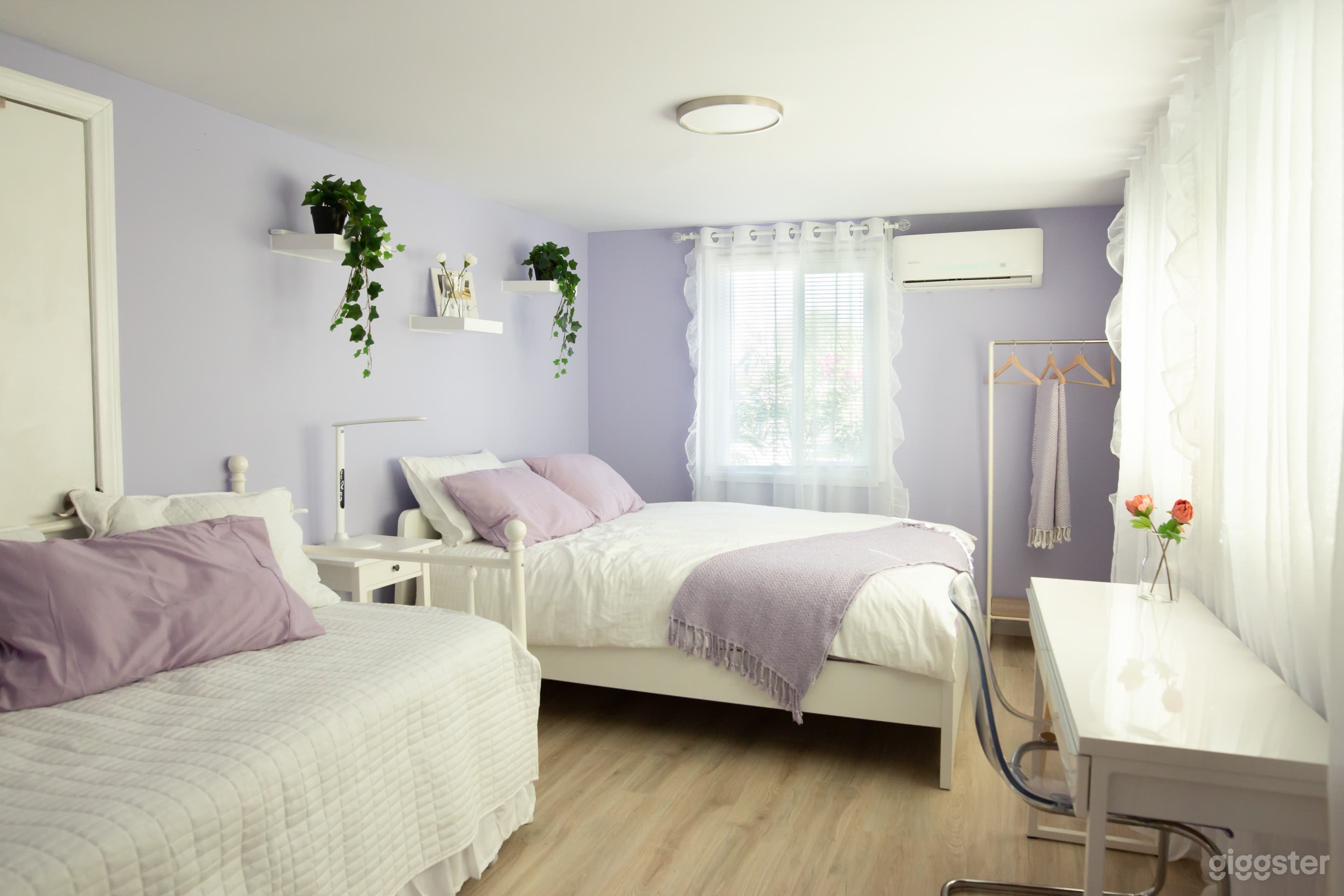 The Lilac Suite: charming, modern, fun room Photo 1