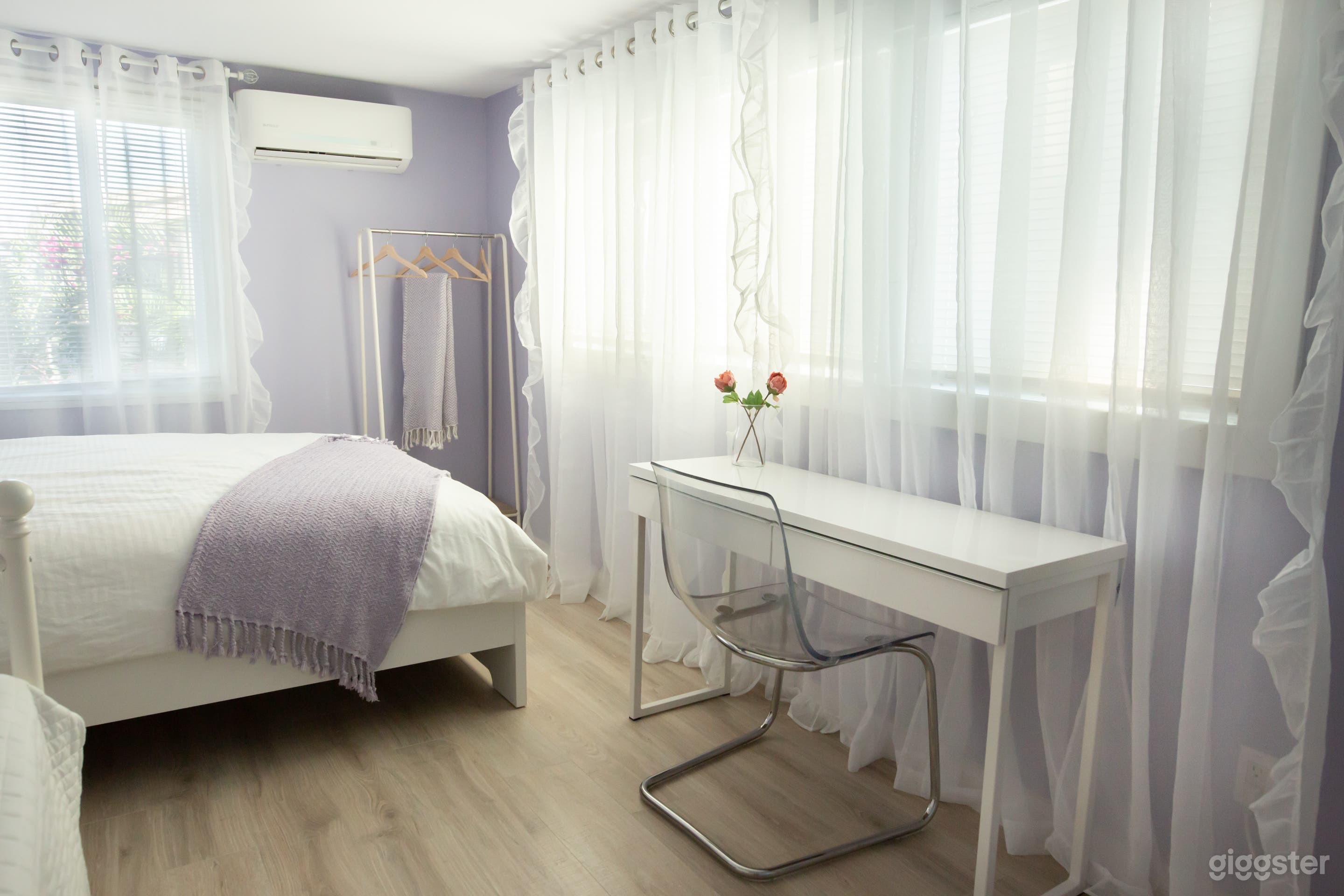 The Lilac Suite: charming, modern, fun room Photo 2