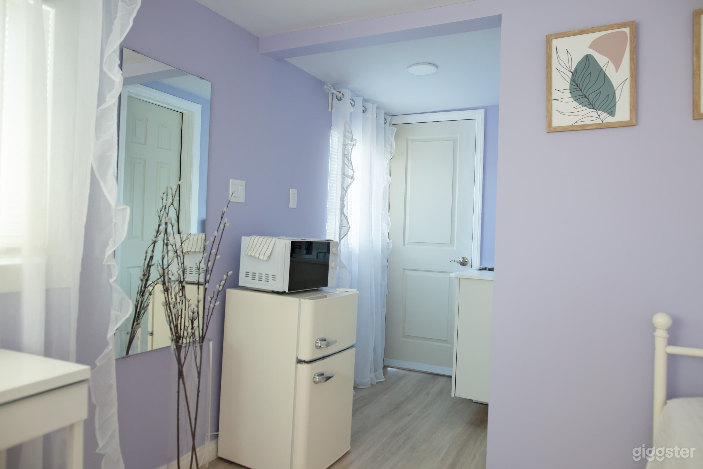 The Lilac Suite: charming, modern, fun room Photo 4