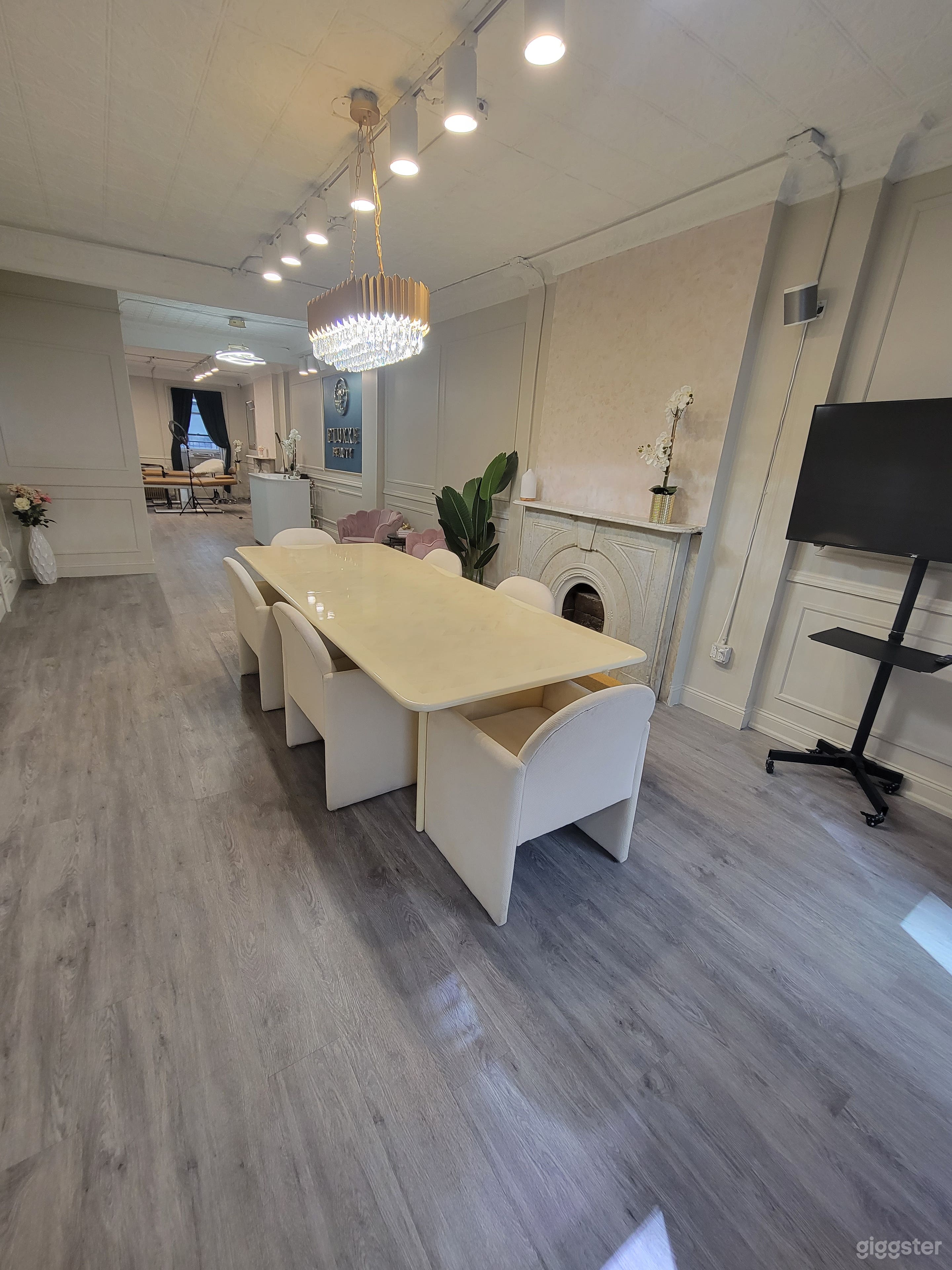 Stylish Mid Century Modern Multi-Functional Space Photo 3