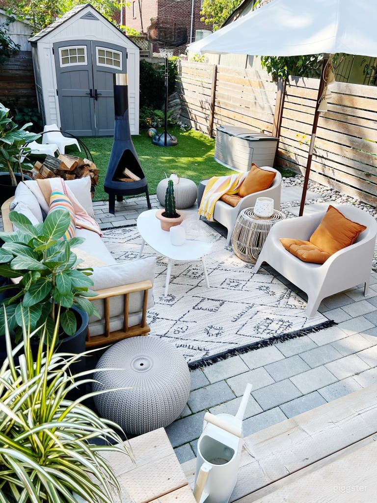  Arrière-cour moderne de Leslieville avec charme minimaliste chaleureux 