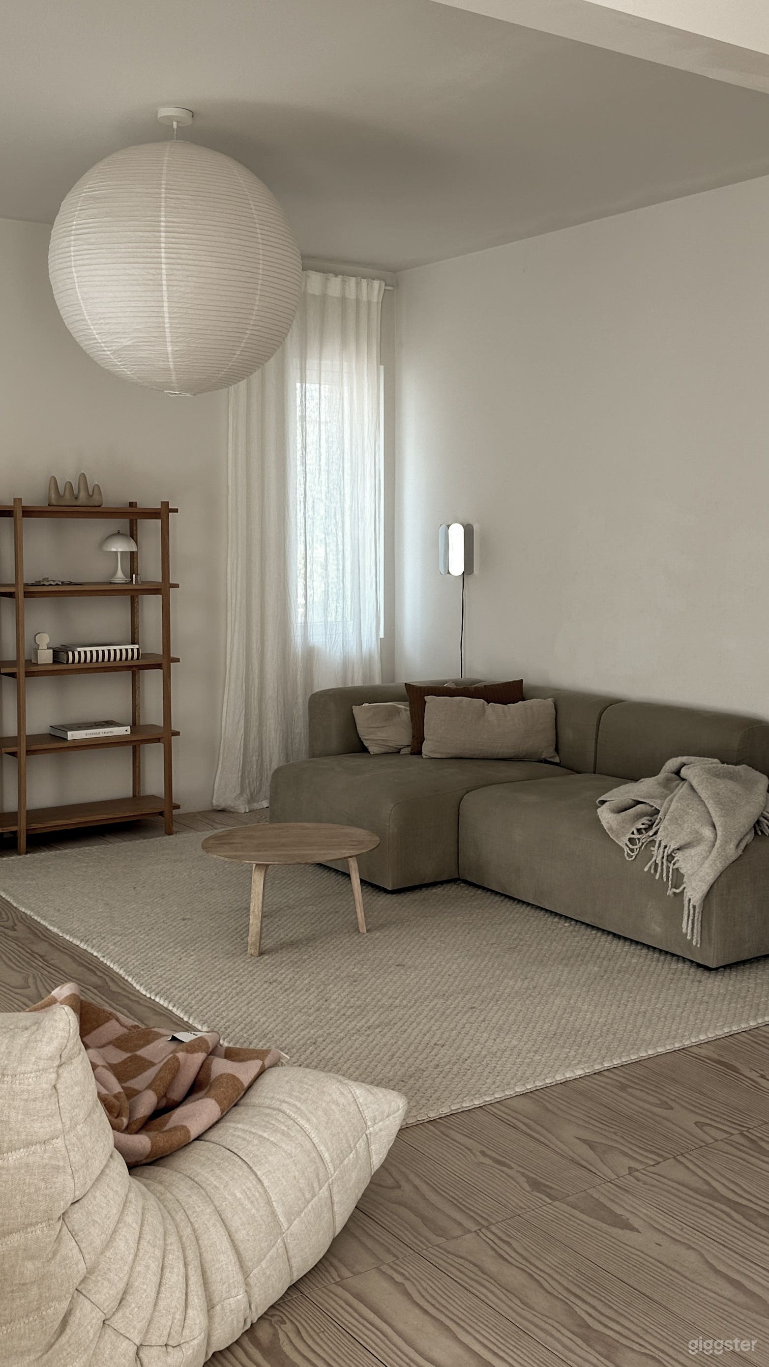 Helle skandinavische Wohnung mit offenem Wohnbereich Foto 3
