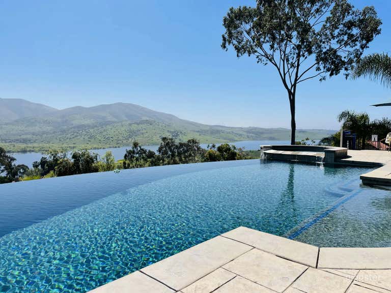  Piscine à débordement à deux étages 
