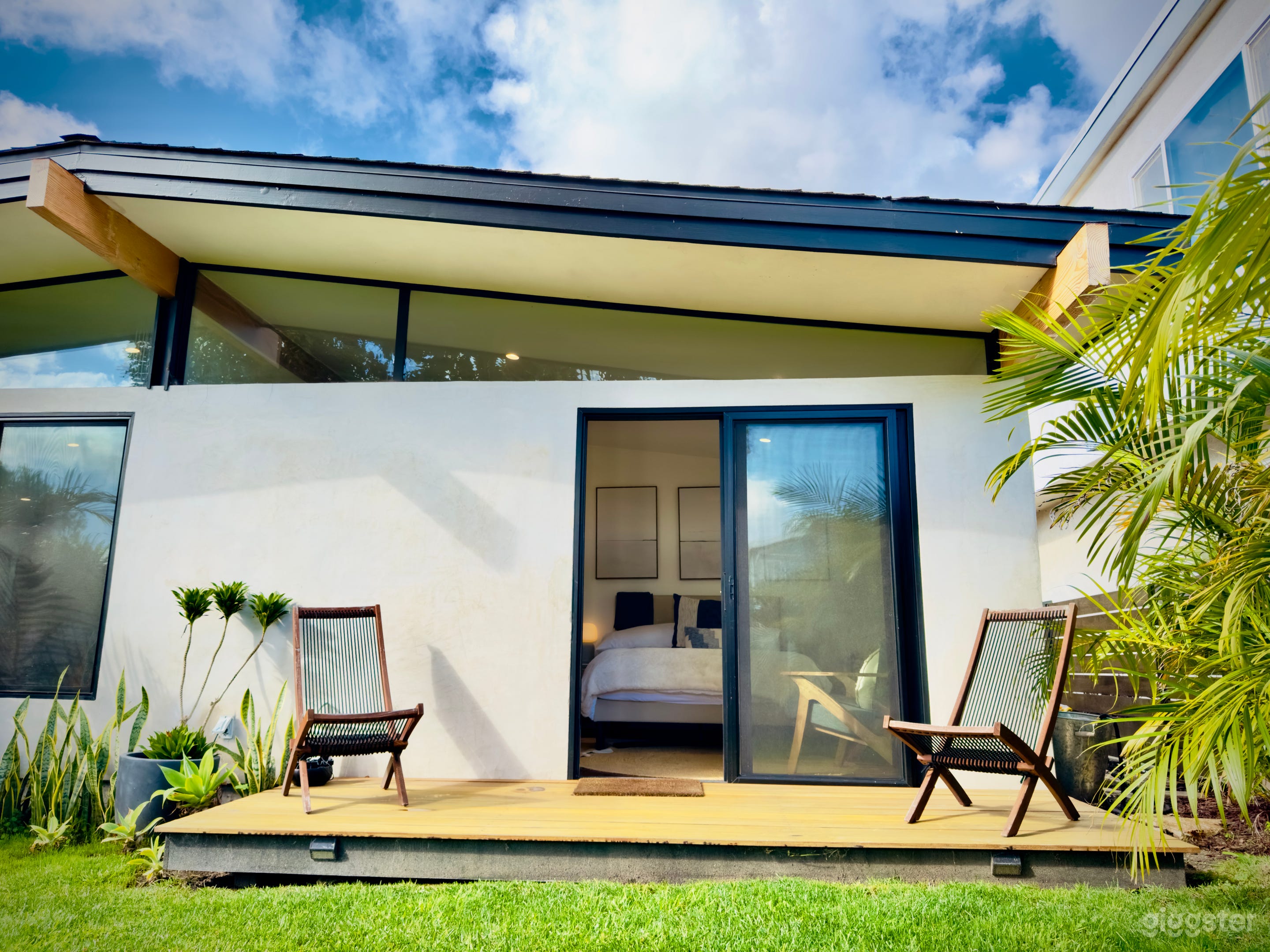 Front Deck (enclosed fenced yard)