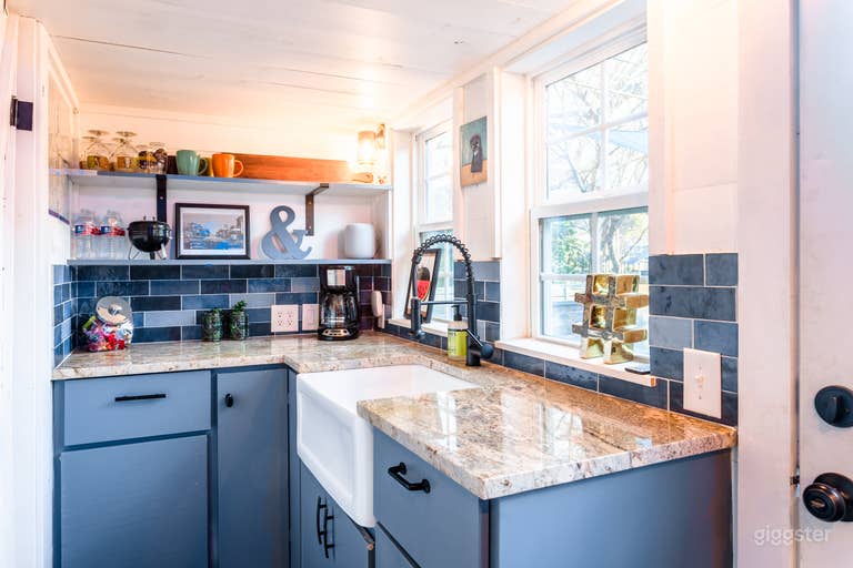  Plug.Play.Stay. Tiny Home 