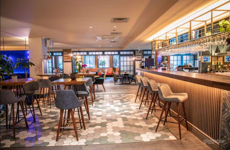 Cozy All In One Bar and Kitchen in London Photo 1