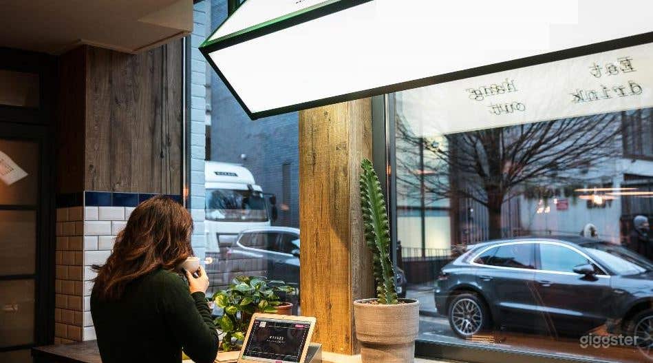 Cozy All In One Bar and Kitchen in London Photo 3